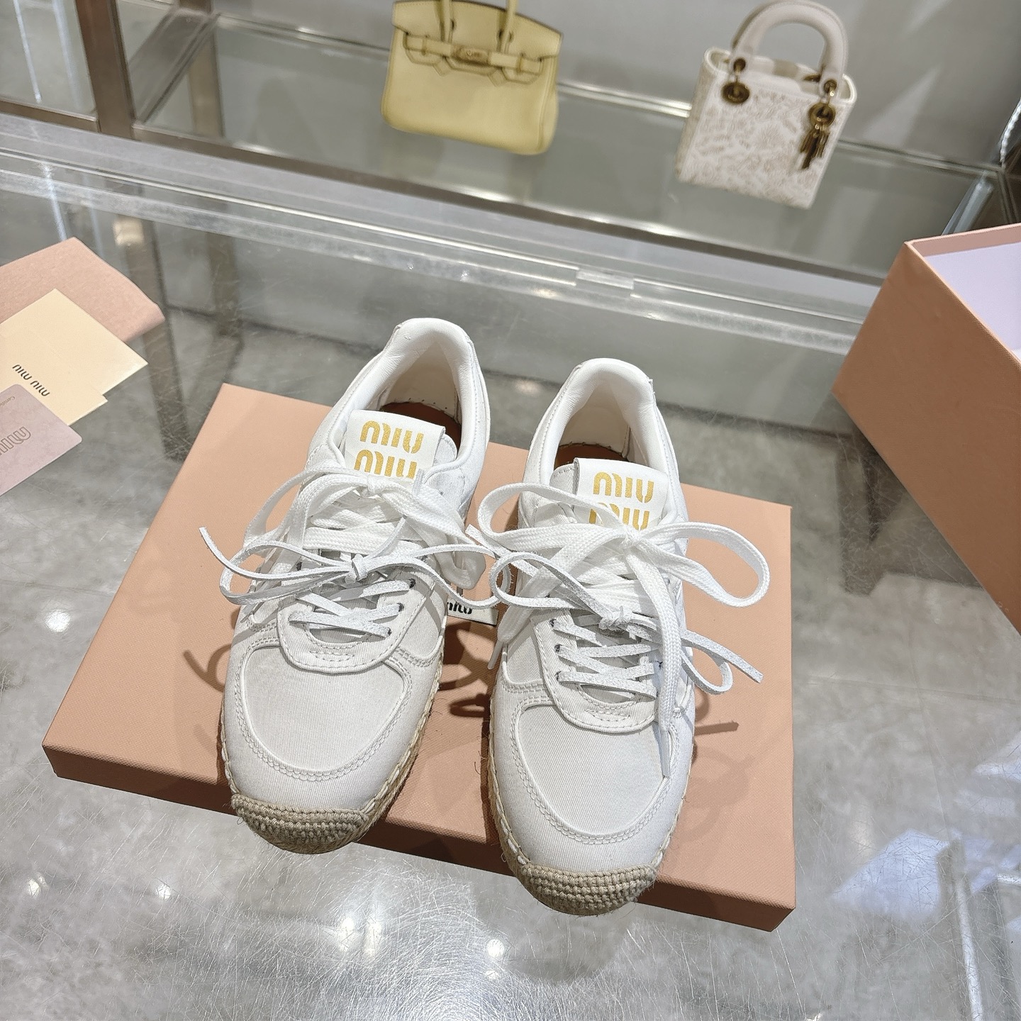 NO:681430,(Top version) 26s-Miu Miu ▏Retro moral shoes, fisherman shoes with hemp rope soles, catwalk style, close-up details of the craftsmanship from the Miu Miu series, the trend of the new season, the beloved concept at the moment, multiple collisions, retro hemp rope soles, conveying modern style~ Looks good no matter how you wear it, the favorite of fashionistas. Coffee color is the favorite of so many colors. Upper; imported cowhide lining; cowhide outsole; hemp rope rubber craft outsole  Size; 35-41 (40.41 customized), casual shoes/sports shoes, miumiu, sneakers, espadrilles, cowhide19860909（顶级版本） 26s-Miu Miu ▏复古德训鞋 麻绳底渔夫鞋 走秀款 工艺来自Miu Miu系列的细节特写 新季的潮流此刻挚爱的概念,多元对撞,复古麻绳底,传达现代风格~ 怎么穿都好看,时髦精最爱 这么多颜色最爱咖色 鞋面；进口牛皮 内里；牛皮 大底；麻绳橡胶工艺大底 码数；35-41（40.41定做）,休闲鞋/运动鞋,miumiu,sneakers,espadrilles,cowhide,Women's Shoes