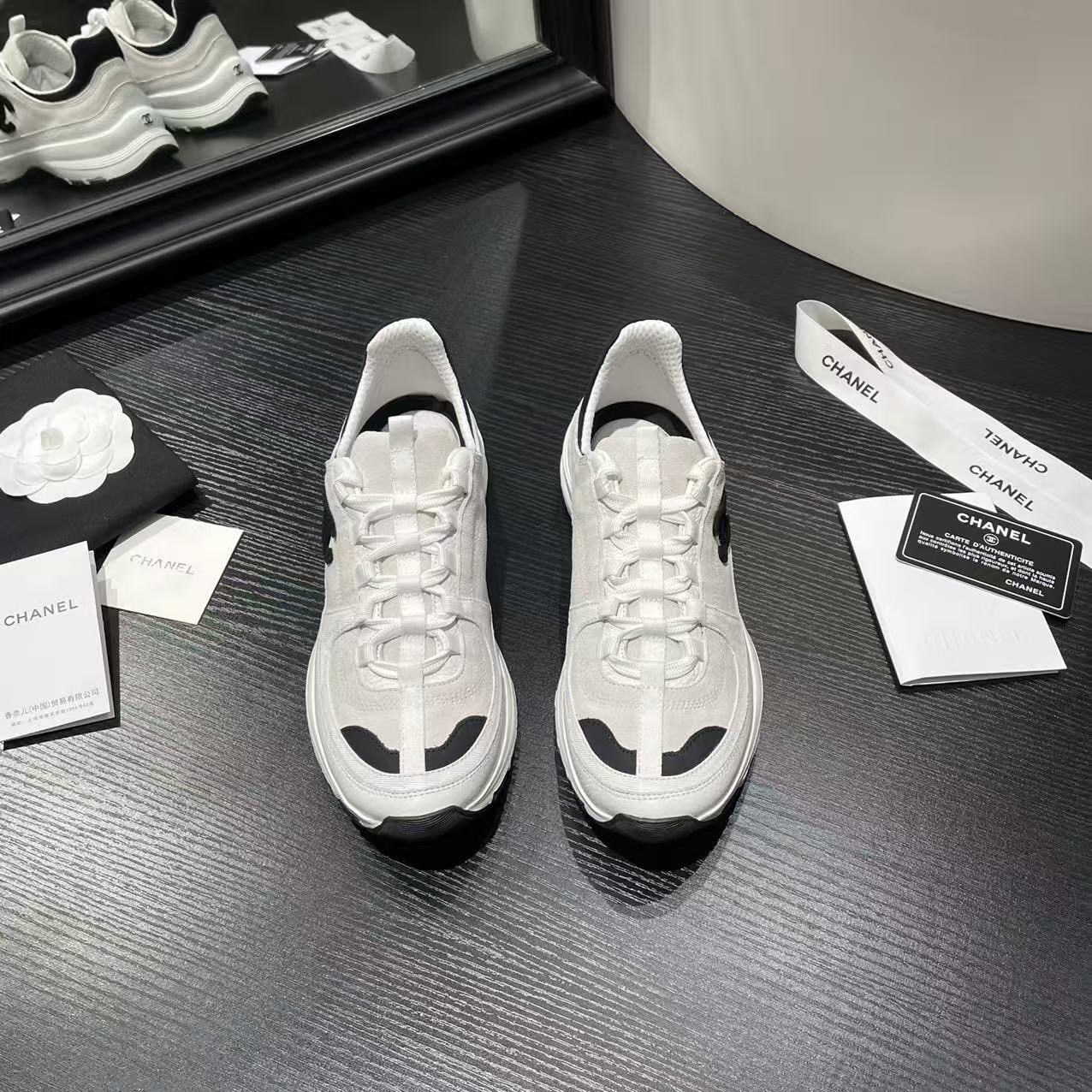 NO:681432,P (top version) Chanel Chanel 26SS latest white shoes, casual sports shoes, skateboard shoes, original purchase, development and production, Xiaoxiang C home, another super hot model in the counter, the love of Internet celebrity bloggers and ladies, various praises on social platforms, super popular, high quality, breathable, super spring and summer, seeing this issue always arouses the desire for fashion in girls. The latest calfskin material, classic black and white color matching, full of fashionable feeling on the feet, easy to take care of  #Material: Original customized imported cowhide material #Customized soft sheepskin lining #Sole Original open molded TPU anti-slip outsole #Sole thickness 2.5CM Size: 35-40, casual shoes/sports shoes, chanel, chanel, chanel, sneakers, cowhide, sheepskin19860909P（顶级版本） Chanel香奈儿26SS最新款小白鞋 休闲 运动鞋 滑板鞋 原版购入开发做货 小香 C家 专柜又一超级大爆款,网红博主小姐姐们的挚爱,社交平台的各种夸赞,人气超高质感透气超级春夏,看到这期总能唤起少女内心对时髦的诉求 最新小牛皮材质 经典黑白配色 上脚时髦感十足 容易打理 #面料:原版定制进口牛皮材质 #内里定制柔软羊皮里 #鞋底原版开模TPU防滑大底 #底厚2.5CM 尺码 : 35-40,休闲鞋/运动鞋,chanel,chanel,chanel,sneakers,cowhide,sheepskin,Women's Shoes