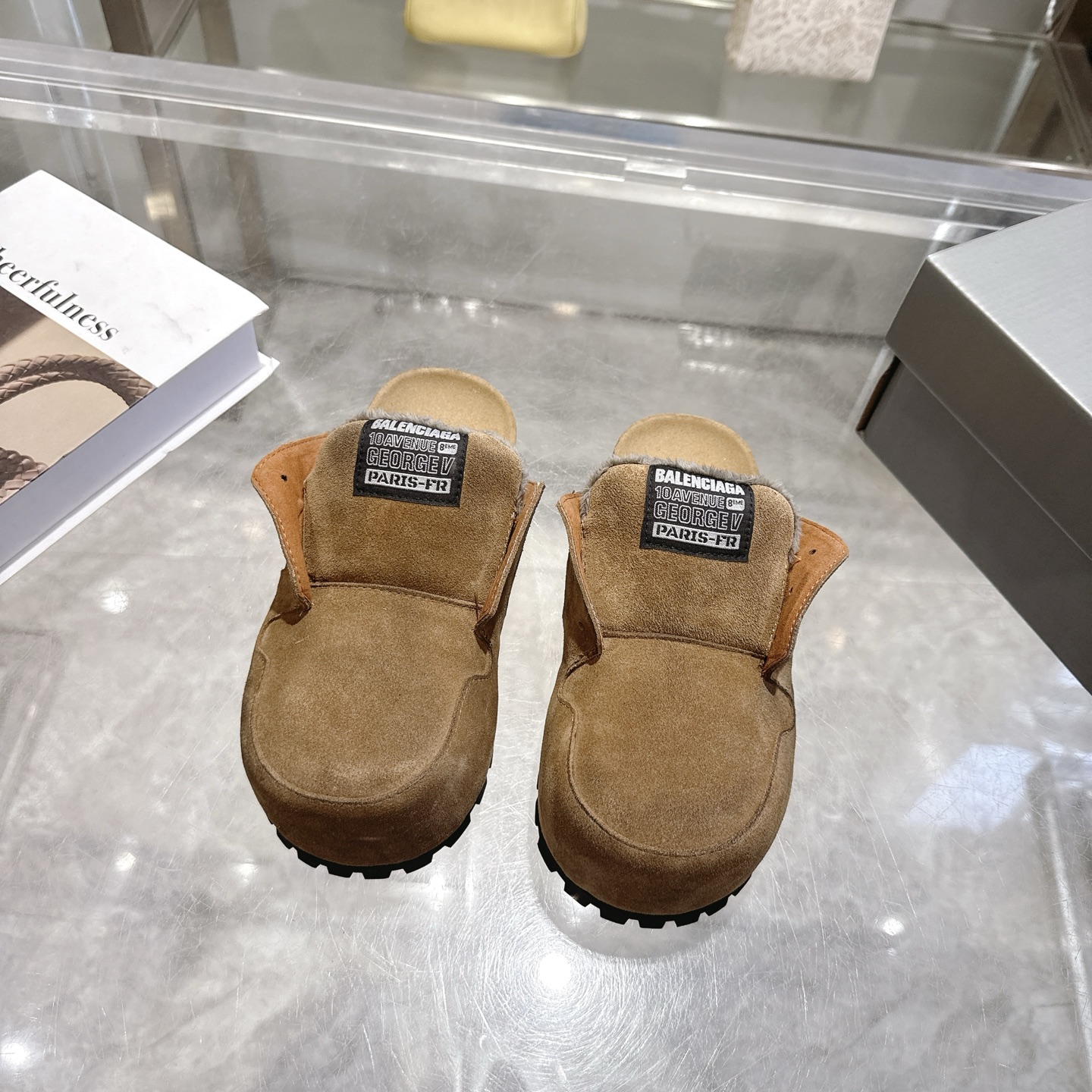 NO:681409,(Top version) Balenciaga has made another new move. The 2026 spring series non-catwalk model 'Dumbo Mule' Mule shoes are officially unveiled, seizing the trend with its unique design!  这波无性别系列涵盖穆勒鞋与短靴,用做旧绒面革打造,白、黑、米色适配多元风格.圆形鞋头+超大鞋舌自带复古松弛感,鞋舌刺绣标签暗藏品牌基因,软木鞋垫叠加舒适buff,时髦与实穿性拉满 鞋面进口磨砂牛皮 大底原版橡胶大底 码数35-40,半拖,balenciaga,boots,cowhide19860909（顶级版本） Balenciaga 又搞新动作 2026 春季系列非走秀款「Dumbo Mule」穆勒鞋正式亮相,凭独特设计抢占潮流视野！ 这波无性别系列涵盖穆勒鞋与短靴,用做旧绒面革打造,白、黑、米色适配多元风格.圆形鞋头+超大鞋舌自带复古松弛感,鞋舌刺绣标签暗藏品牌基因,软木鞋垫叠加舒适buff,时髦与实穿性拉满 鞋面进口磨砂牛皮 大底原版橡胶大底 码数35-40,半拖,balenciaga,boots,cowhide,Women's Shoes