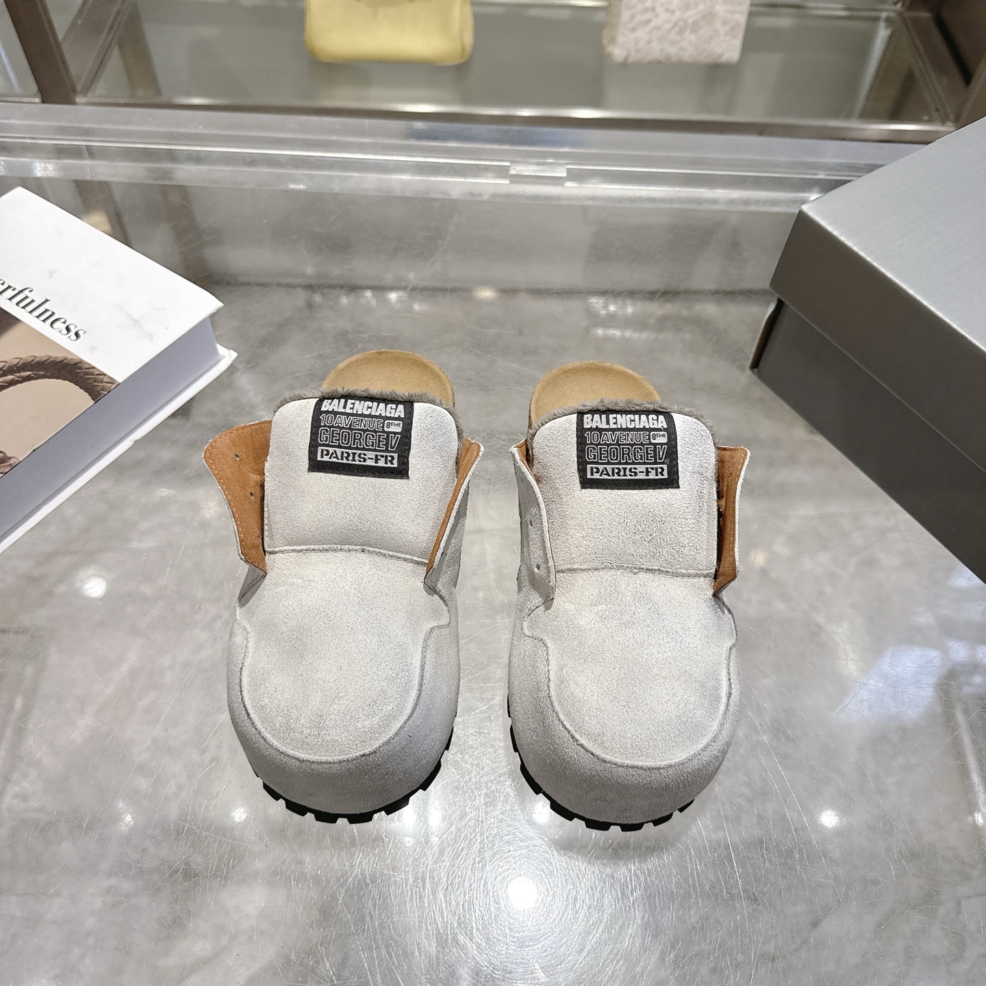 NO:681412,(Top version) Balenciaga has made another new move. The 2026 spring series non-catwalk model 'Dumbo Mule' Mule shoes are officially unveiled, seizing the trend with its unique design!  This genderless series covers mules and boots, made of distressed suede, with white, black and beige colors suitable for a variety of styles. The round toe + oversized tongue has a retro and relaxed feel, the embroidered label on the tongue hides brand genes, the cork insole is superimposed with a comfortable buff, which is both fashionable and practical. The upper is imported frosted cowhide, and the outsole is original rubber outsole. Size 35-40, half drag, balenciaga, boots, cowhide19860909（顶级版本） Balenciaga 又搞新动作 2026 春季系列非走秀款「Dumbo Mule」穆勒鞋正式亮相,凭独特设计抢占潮流视野！ 这波无性别系列涵盖穆勒鞋与短靴,用做旧绒面革打造,白、黑、米色适配多元风格.圆形鞋头+超大鞋舌自带复古松弛感,鞋舌刺绣标签暗藏品牌基因,软木鞋垫叠加舒适buff,时髦与实穿性拉满 鞋面进口磨砂牛皮 大底原版橡胶大底 码数35-40,半拖,balenciaga,boots,cowhide,Women's Shoes
