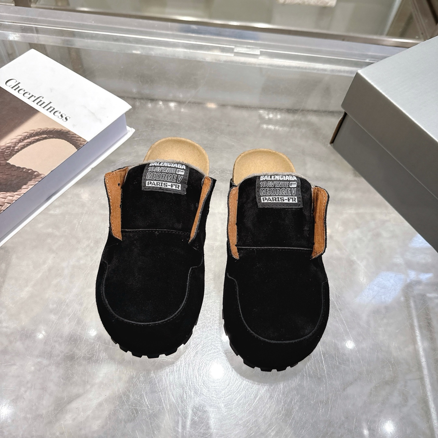 NO:681416,(Top version) Balenciaga has made another new move. The 2026 spring series non-catwalk model 'Dumbo Mule' Mule shoes are officially unveiled, seizing the trend with its unique design!  This genderless series covers mules and boots, made of distressed suede, with white, black and beige colors suitable for a variety of styles. The round toe + oversized tongue has a retro and relaxed feel, the embroidered label on the tongue hides brand genes, the cork insole is superimposed with a comfortable buff, which is both fashionable and practical. The upper is imported frosted cowhide, and the outsole is original rubber outsole. Size 35-40, half drag, balenciaga, boots, cowhide19860909（顶级版本） Balenciaga 又搞新动作 2026 春季系列非走秀款「Dumbo Mule」穆勒鞋正式亮相,凭独特设计抢占潮流视野！ 这波无性别系列涵盖穆勒鞋与短靴,用做旧绒面革打造,白、黑、米色适配多元风格.圆形鞋头+超大鞋舌自带复古松弛感,鞋舌刺绣标签暗藏品牌基因,软木鞋垫叠加舒适buff,时髦与实穿性拉满 鞋面进口磨砂牛皮 大底原版橡胶大底 码数35-40,半拖,balenciaga,boots,cowhide,Women's Shoes