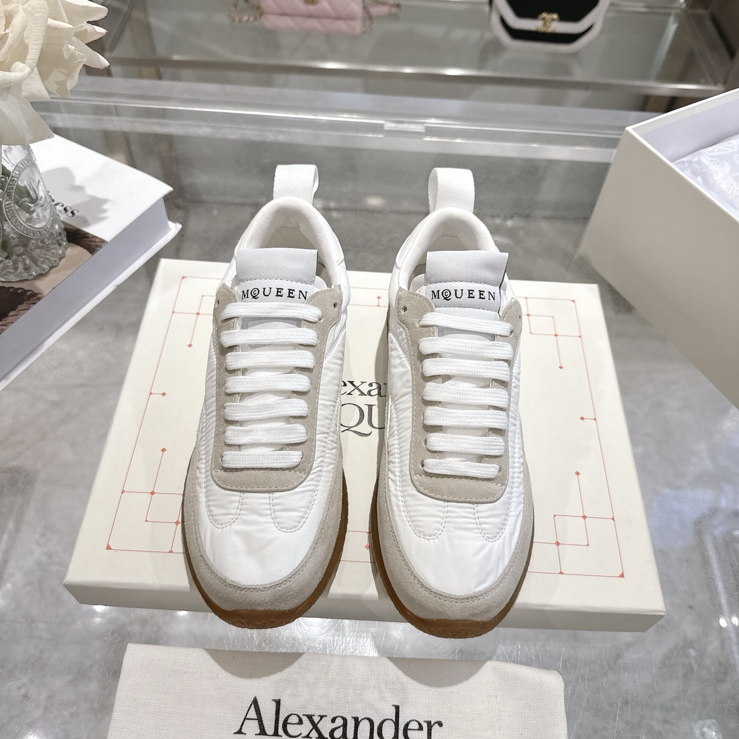 NO:681377,(Top version) 26 new MCQUEEN SS26#Alexander王McQueenAlexanderMcqueen #德 training shoes女 #McQueen shoes #小白hoewomen EC1 sneakers - with a smooth round toe, the white design presents a retro-style beauty!  Moral training shoes are the first choice for spring outings, and McQueen sneakers are the most comfortable shoes for men and women. They are the most comfortable shoe type. The feel of this shoe is invincible. This year's super modified model is super light, super soft, and super wear-resistant. Oxford outsole suede fabric shoe body size female 35-40 male 39-45 (male 39 custom-made), casual shoes/sports shoes, alexander mcqueen, alexander wang, sneakers, chamois  leather19860909（顶级版本） 26新款MCQUEEN SS26#亚历山大王麦昆AlexanderMcqueen #德训鞋女 #麦昆鞋 #小白鞋女 EC1运动鞋——采用流畅的圆形鞋头,白色设计呈现复古风格美感！春日踏青首选德训鞋、男女同款情侣款麦昆运动鞋、麦昆最舒服的鞋型,没有之一,这脚感可太无敌了,今年的超级改款,超轻,超软,超耐磨,牛津大底麂皮织物鞋身 码数女35-40 男39-45（男39定做）,休闲鞋/运动鞋,alexander mcqueen,alexander wang,sneakers,chamois leather,Women's Shoes