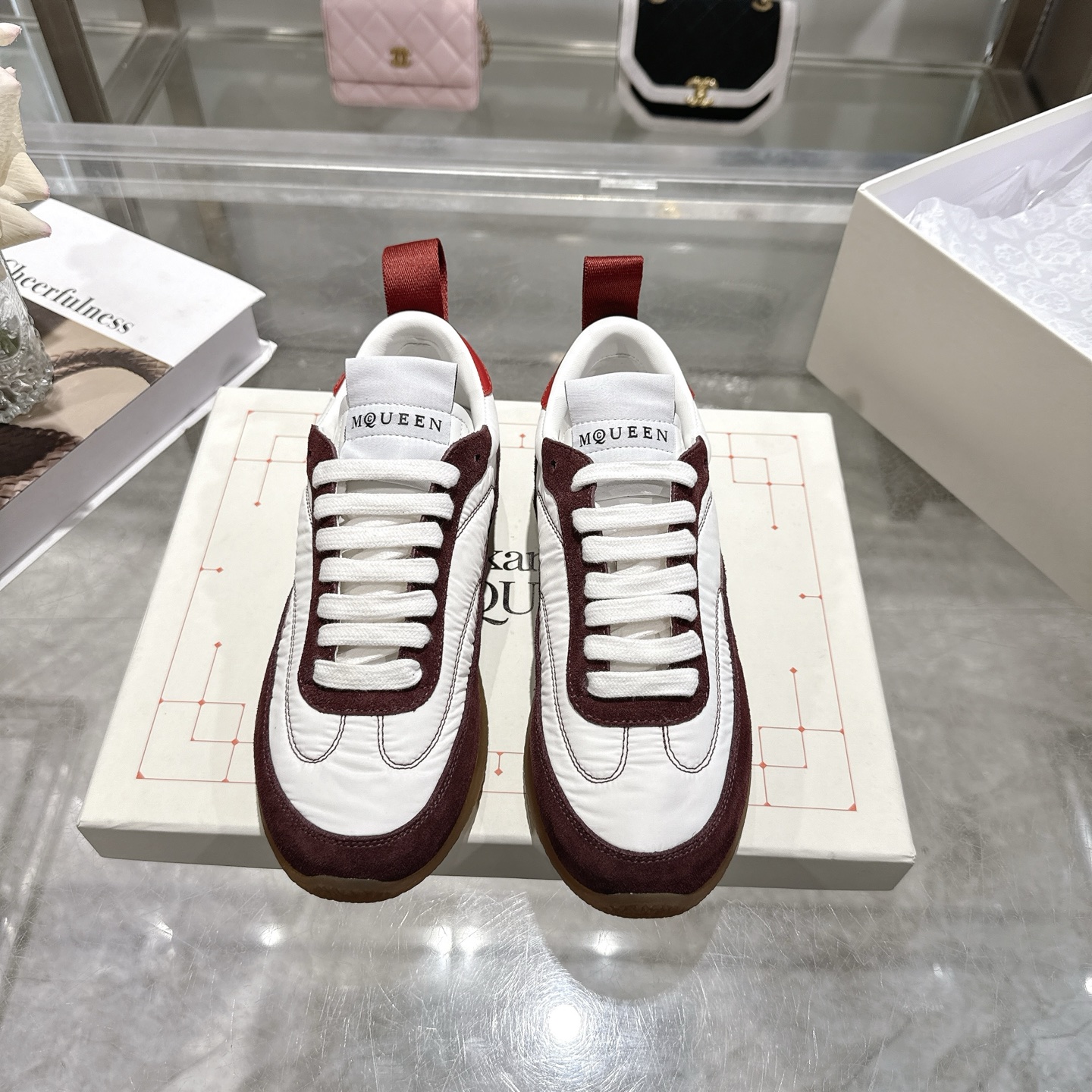 NO:706693,(Top version) 26 new MCQUEEN SS26#Alexander王McQueenAlexanderMcqueen #德 training shoes女 #McQueen shoes #小白hoewomen EC1 sneakers - with a smooth round toe, the white design presents a retro-style beauty!  Moral training shoes are the first choice for spring outings, and McQueen sneakers are the most comfortable shoes for men and women. They are the most comfortable shoe type. The feel of this shoe is invincible. This year's super modified model is super light, super soft, and super wear-resistant. Oxford outsole suede fabric shoe body size female 35-40 male 39-45 (male 39 custom-made), casual shoes/sports shoes, alexander mcqueen, alexander wang, sneakers, chamois  leather19860909（顶级版本） 26新款MCQUEEN SS26#亚历山大王麦昆AlexanderMcqueen #德训鞋女 #麦昆鞋 #小白鞋女 EC1运动鞋——采用流畅的圆形鞋头,白色设计呈现复古风格美感！春日踏青首选德训鞋、男女同款情侣款麦昆运动鞋、麦昆最舒服的鞋型,没有之一,这脚感可太无敌了,今年的超级改款,超轻,超软,超耐磨,牛津大底麂皮织物鞋身 码数女35-40 男39-45（男39定做）,休闲鞋/运动鞋,alexander mcqueen,alexander wang,sneakers,chamois leather,Women's Shoes