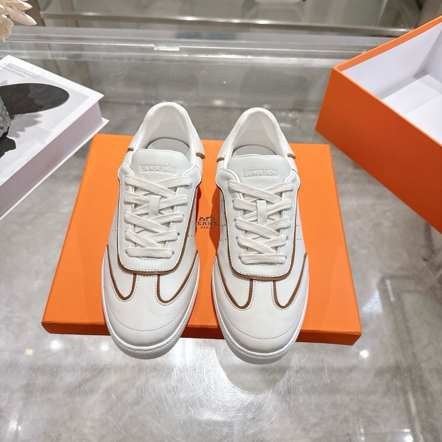 NO:706687,Men's model (top version) Hermes 2026 spring and summer latest model, moral training shoes, casual shoes, couple models, very difficult to stock at counters. Adopts essential lines of 'H bevel' drilling design to present fashionable urban and neo-retro style. Simple design is in line with the current old money style. The highly recognizable logo embellishes the brand value. Super versatile. Imported calfskin upper, mixed sheepskin lining.  Original molded rubber outsole, size 35-40 for women and 39-45 for men (40 for women and 45 for men, customized), casual shoes/sports shoes, hermes, hermes, sneakers, cowhide, sheepskin19860909男款（顶级版本） Hermes 爱马仕 2026春夏最新款 德训鞋 休闲鞋 情侣款 专柜非常难配货 采用本质线条的“H斜切”钻孔设计 呈现时尚城市和新复古风格 简约设计符合当下老钱风的格调 极具辨识度的logo点缀品牌价值感拉满 超级百搭款 鞋面进口小牛皮 内里混种羊皮 原版开模橡胶大底码数女35-40 男39-45（女40男45定做）,休闲鞋/运动鞋,hermes,hermes,sneakers,cowhide,sheepskin,Women's Shoes