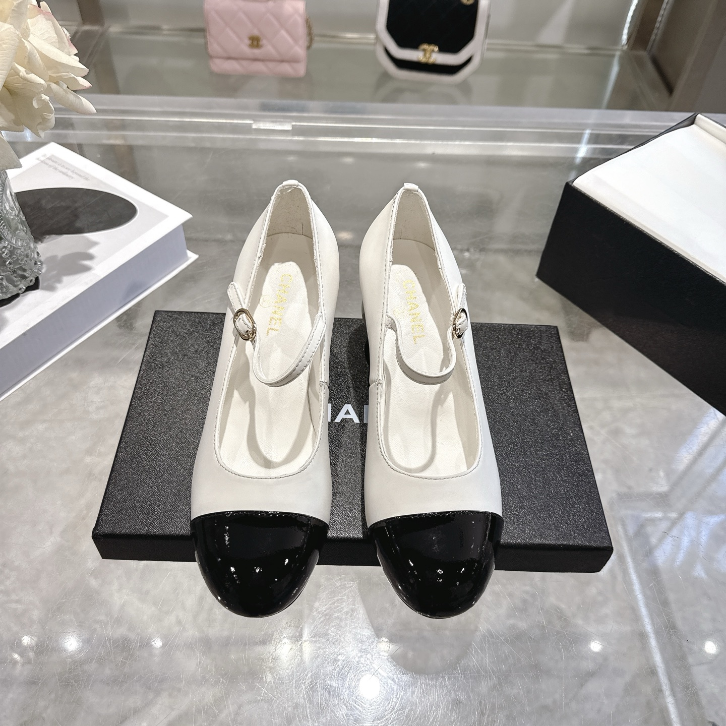 NO:706672,(Top version) Spring/Summer 26 Chanel ball and Mary Jane shoes are simply a fashion cheat!  Retro silhouette + iconic double C ball heel, full black leather texture, wearing it on the street will turn heads immediately, a must-have for fashionistas. Material imported cowhide and sheepskin. Size 35-40, single shoes, chanel, mary jane, cowhide, sheepskin19860909（顶级版本） 26春夏 Chanel圆球跟玛丽珍鞋简直是时尚作弊器！复古廓形+标志性双C球跟,黑皮质感拉满,穿它出街回头率直接爆棚,时髦精必须入 面料进口牛皮羊皮. 码数35-40码,单鞋,chanel,mary jane,cowhide,sheepskin,Women's Shoes