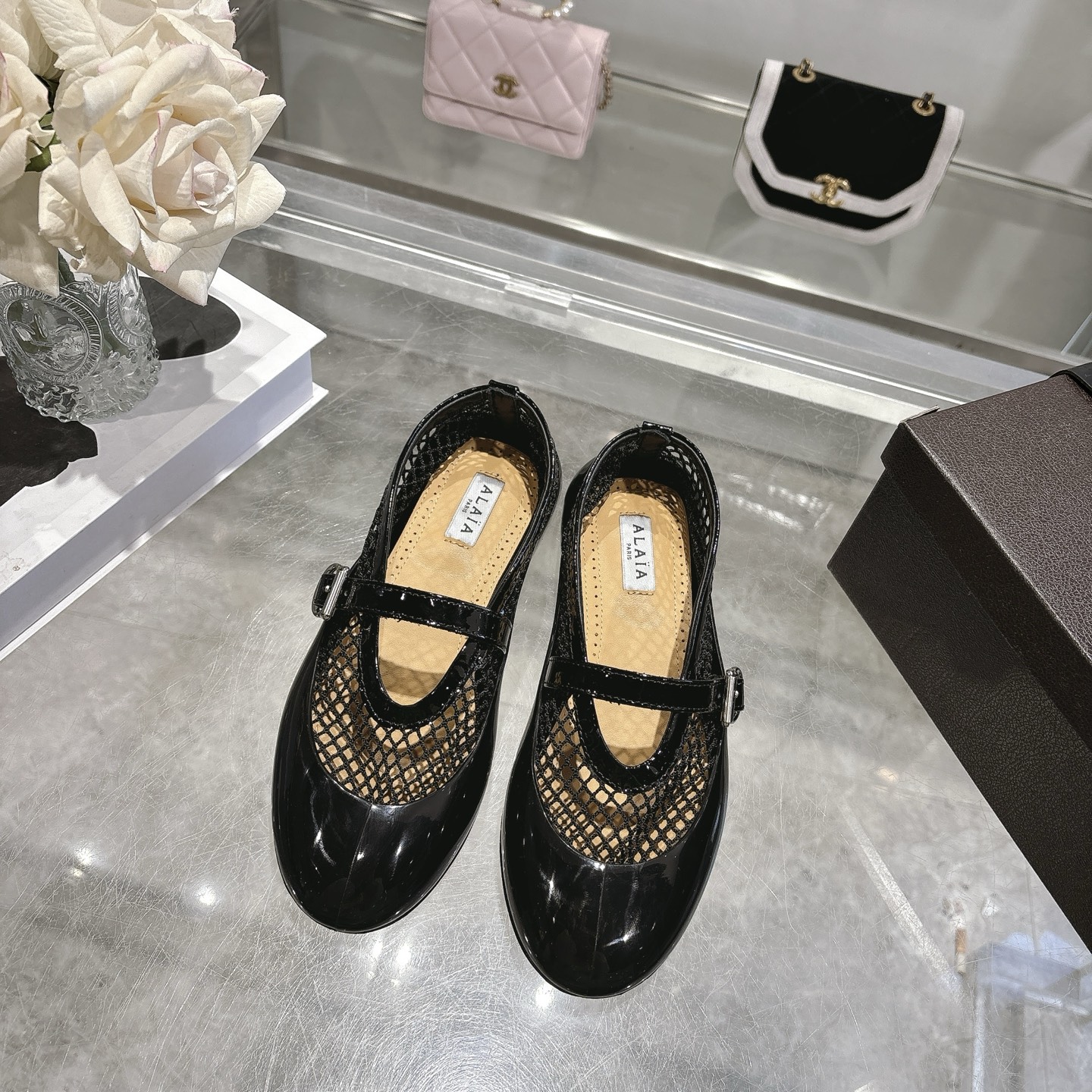 NO:707074,(Top version) ALAIA 26ss new two-wear fishnet mules toe-toe sandals, the upper is decorated with buckle straps, round toe shape, with detachable rubber shoe cover, one shoe can be worn twice, bringing a soft and comfortable wearing experience. The ALAIA brand originates from its founder, Azzedine Alaia, the founder of the 'super tight and sexy' trend in the 1980s, known as the 'King of cling', he is one of the most legendary designers in the fashion industry.  Original mesh cow patent leather upper, high-definition sheepskin lining, high-definition sheepskin foot pads, original molded rubber cover shoes, with original packaging19860909（顶级版本） ALAIA阿莱亚26ss 新款两穿鱼网穆勒鞋包头凉单鞋,鞋面饰以带扣饰带,圆头造型,搭配可拆卸橡胶鞋套一鞋两穿巧思设计,带来柔软舒适的穿着体验. ALAIA品牌源自其创始人,Azzedine Alaia是上世纪80 年代“超紧身性感”风潮的创始人,被称作“King of cling”, 他是时尚界最传奇的设计师之一. 鞋面原版网面牛漆皮 内里高定羊皮 垫脚高定羊皮厂 底套原版开模橡胶套包鞋 配原版包装 Size35-41（40、41定做不退换）,单鞋,alaia,sheepskin,Women's Shoes