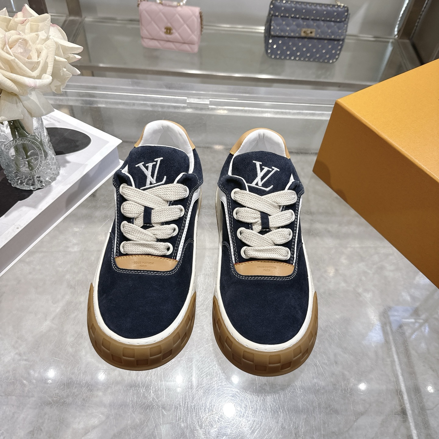 NO:789025,(Top version) LV Louis Vuitton 26ss new men's sports shoes, casual shoes, original air-glue process, very comfortable on the feet, luxury materials, fine workmanship, English letters made in Europe printed on the midsole, uppers made of calfskin imported from Italy, brand LOGO and signature on the sides, latest latex foot mesh lining, super comfortable foot feel, original two-color TPU combination outsole, package technology, Goodyear stitching  Exclusive custom-made first-layer cowhide, fully computerized needle-turn wire drawing, toe cap, back cover, hot and cold shaping, full set of pull-top last, medium and low logo pattern, code number female 35-40, male 39-45 (custom-made for female 40, male 39), casual shoes/sports shoes, louis vuitton, louis vuitton, sneakers, cowhide19860909（顶级版本） LV 路易威登 26ss新款男士 运动鞋 休闲鞋 原版空胶工艺·上脚非常舒适 奢侈用料 做工精细 中底印有欧洲制造英文字母 鞋面由意大利进口小牛皮拼接 侧边饰有品牌LOGO标志及签名 最新乳胶垫脚网布内里,脚感超舒适 原厂特供原版双色TPU组合大底 套包工艺 固特异缝合锁边 独家定制头层牛皮 工艺全电脑针车拉线 鞋头 后套 冷热定型 全套拉帮套楦中低logo花纹 码数女35-40、男39-45（女40、男39定做）,休闲鞋/运动鞋,louis vuitton,louis vuitton,sneakers,cowhide,Women's Shoes