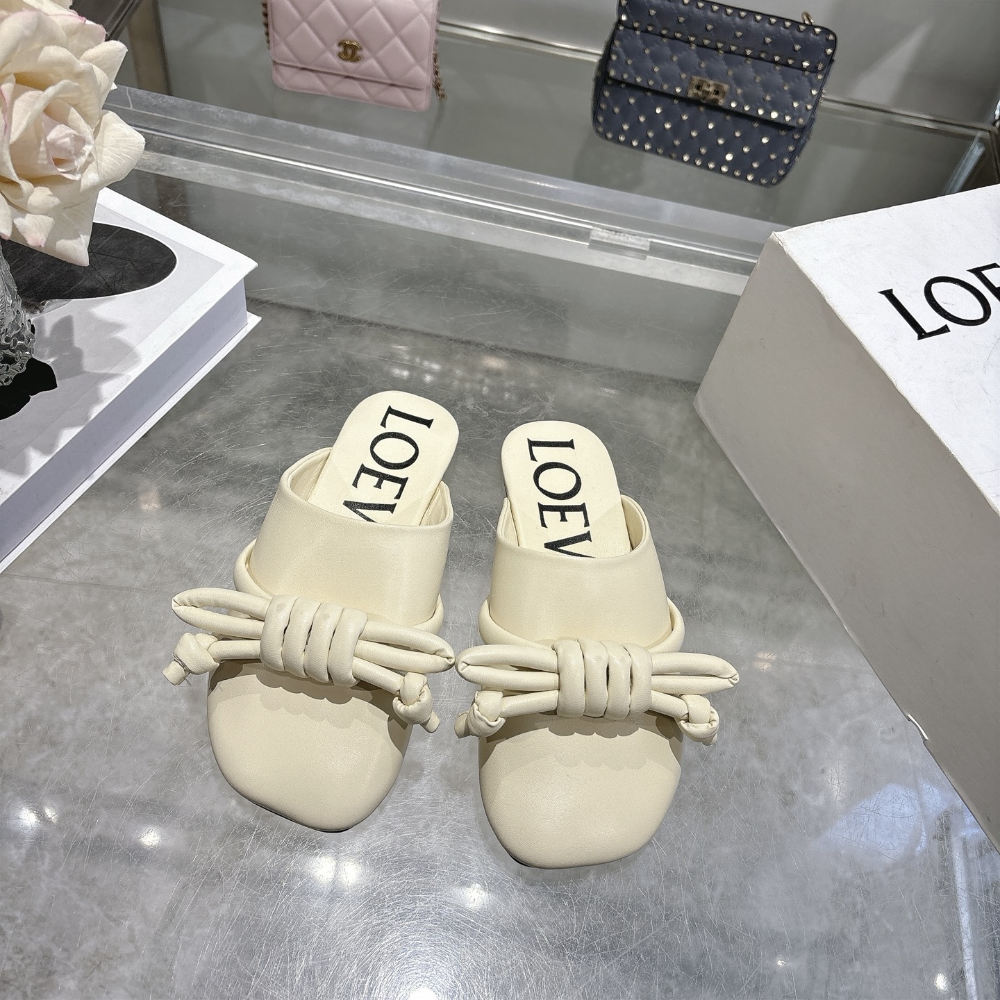 NO:789027,(Top version) LOEWE's 2026 spring and summer latest flat-soled retro Mule shoes, toe-cap bow lazy slippers, worn by many celebrities in private wear. The simple design is both retro and simple. The leather is made of imported calf leather, which is super soft and can be stepped on. The whole version is particularly durable and easy to wear. It is super versatile and looks good on the feet.  Genuine leather injection outsole with sheepskin lining, size 35-39 (custom-made for 40), slippers, loewe, loewe, slippers, cowhide, sheepskin19860909（顶级版本） LOEWE罗意威2026春夏最新款平底复古穆勒鞋包头蝴蝶结懒人拖鞋 很多明星私服穿搭 简单的设计既复古又简约 皮料选用进口胎牛皮 超级柔软 可后踩 整个版型特别耐看又好穿 上脚超级百搭好看 羊皮内里真皮注塑大底size35-39（40订做）,拖鞋,loewe,loewe,slippers,cowhide,sheepskin,Women's Shoes