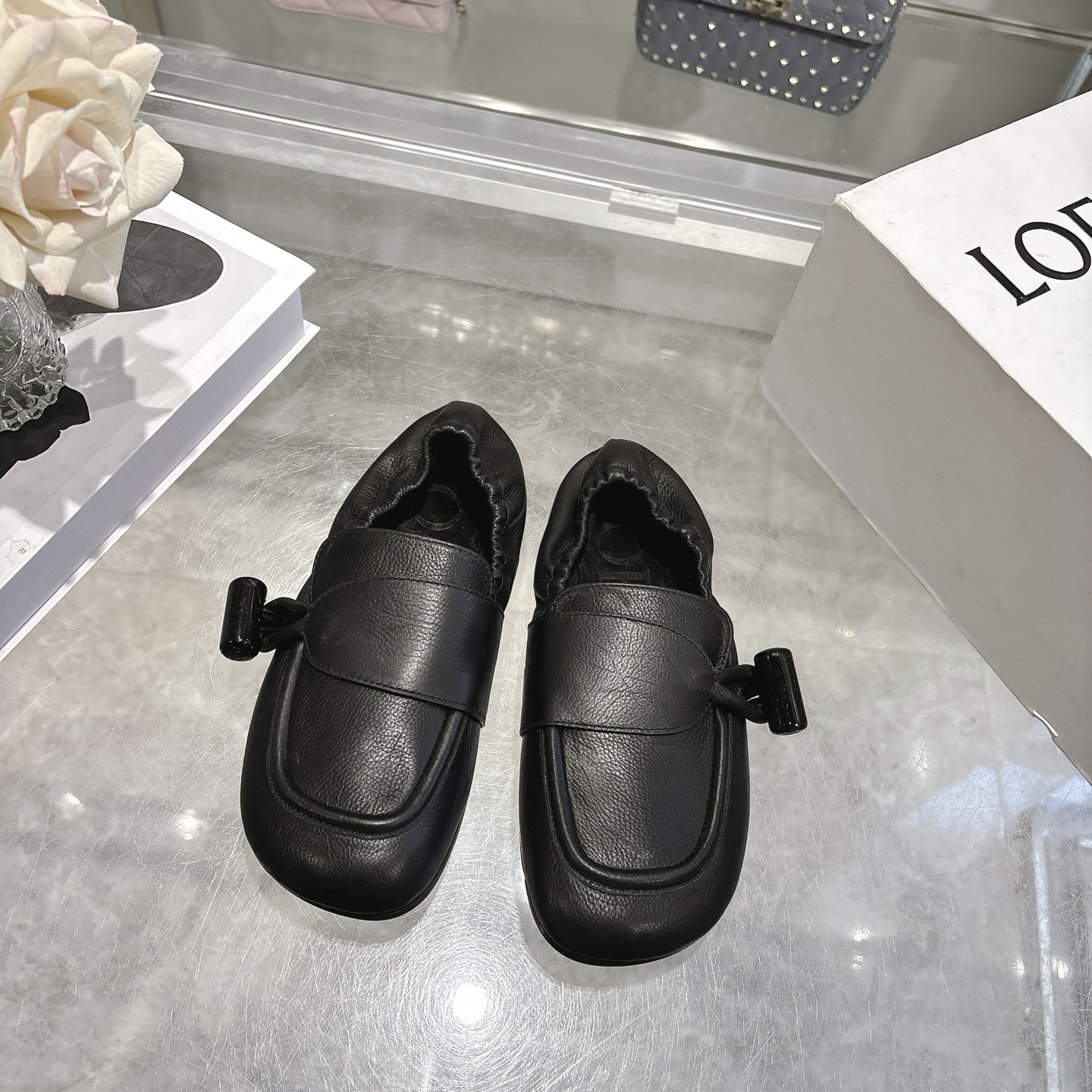 NO:789024,(Top version) LOEWE's latest 2026 spring and summer flat-soled retro loafers are slip-ons worn by many celebrities in private wear. The simple design is both retro and simple. The leather is made of imported calf leather, which is super soft and can be stepped on. The whole version is particularly durable and easy to wear. It is super versatile and good-looking on the feet.  35-39 (customized for 40), loafers, loewe, loewe, loafers, cowhide, sheep19860909（顶级版本） LOEWE罗意威2026春夏最新款平底复古乐福鞋一脚蹬懒人鞋 很多明星私服穿搭 简单的设计既复古又简约 皮料选用进口胎牛皮 超级柔软 可后踩 整个版型特别耐看又好穿 上脚超级百搭好看 羊京内里 35-39（40订做）,乐福鞋,loewe,loewe,loafers,cowhide,sheep,Women's Shoes