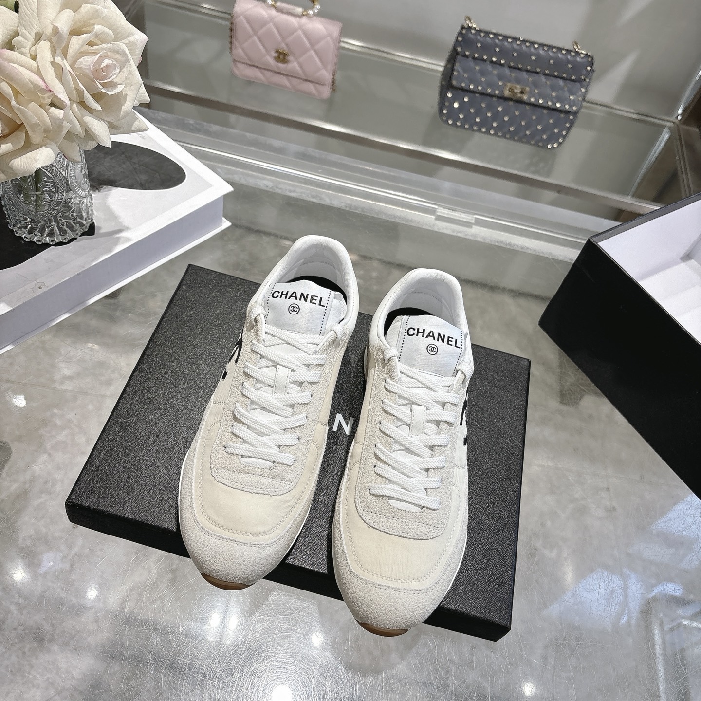 NO:789018,(Top version) Chanel Chanel - 2026 counter top casual sports shoes This classic design; the upper is electro-embroidered with a variety of craftsmanship; the outsole is fashionable and sporty; the extraordinary inclusion of a variety of color matching elements... The diversified mix and match is very good-looking and versatile, casual, fashionable, sports and outdoor can be taken into account... Go material The upper is made with original craftsmanship + special fabric The lining is made of original imported breathable mixed sheepskin outsole based on the original TPU combination outsole  Counter boutique packaging complete set for women 35-40, casual shoes/sports shoes, chanel, chanel, sneakers, sheepskin19860909（顶级版本） Chanel香奈儿——2026专柜顶级休闲款运动鞋 这款经典设计；鞋面多种工艺电绣的风格；大底却时尚运动；不平凡的拥入了多种配色元素…… 多元化混搭非常好看百搭,休闲,时尚,运动,户外都能兼顾…… Go 材料 鞋面采用 原版工艺制作+特殊布料 内里采用 原版进口透气混种羊皮 大底根据 原版TPU组合大底 专柜精品包装全套女35–40,休闲鞋/运动鞋,chanel,chanel,sneakers,sheepskin,Women's Shoes