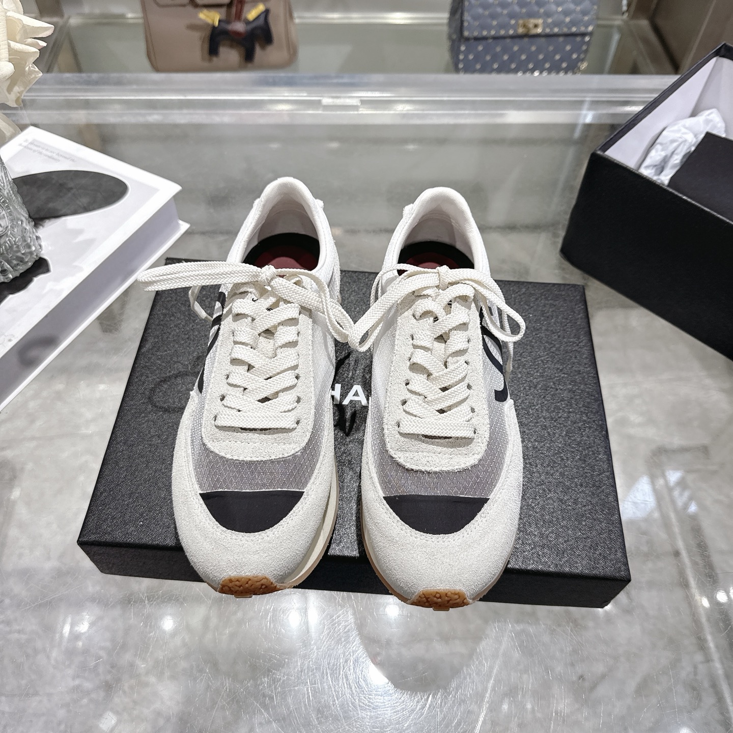 NO:789021,(Top version) Chanel Panda shoes!  2026 counter top casual sports shoes This classic design; the upper is in the style of electric embroidery with various craftsmanship; the outsole is fashionable and sporty; it is unusual to incorporate a variety of color matching elements... The diversified mix and match is very good-looking and versatile, casual, fashionable, sports, and outdoor can be taken into account... Go material The upper is made of original mercerized cow suede + original waterproof cloth + original first-layer cowhide. The lining is made of sheepskin lining. The outsole is based on the original wear-resistant velvet combination outsole.  Counter boutique packaging complete set for women 35-40, casual shoes/sports shoes, chanel, chanel, sneakers, cowhide, sheepskin19860909（顶级版本） Chanel香奈儿熊猫鞋！2026专柜顶级休闲款运动鞋 这款经典设计；鞋面多种工艺电绣的风格；大底却时尚运动；不平凡的拥入了多种配色元素…… 多元化混搭非常好看百搭,休闲,时尚,运动,户外都能兼顾…… Go 材料 鞋面采用 原版丝光牛反绒+原版防水布+原版头层牛皮 内里采用 羊皮里 大底根据 原版耐磨绒组合大底 专柜精品包装全套女35–40,休闲鞋/运动鞋,chanel,chanel,sneakers,cowhide,sheepskin,Women's Shoes