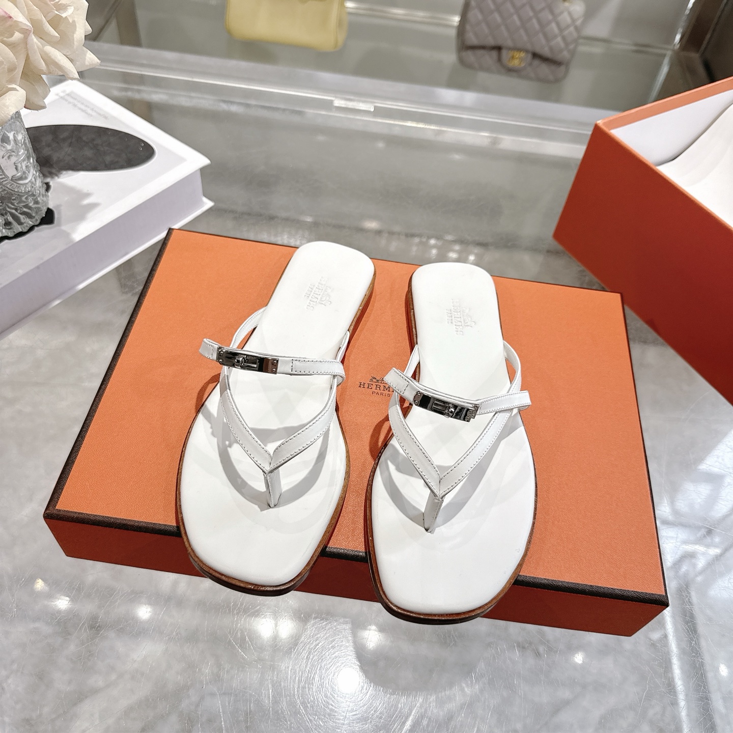 NO:789029,(Top version) Hermes/Hermès H Home 2026ss new summer style Extra holiday style, H home classic Kelly buckle flip-flops, thin strap flip-flops, calfskin sandals, with mini version of the classic Kelly shoe buckle. Interwoven design presents a simple summer look. Calfskin upper, sheepskin lining, Italian grade A leather outsole  Size 35-39 (40.41.42 customized, non-refundable), split-toe shoes, hermes, hermes, sandals, slippers, cowhide, sheepskin, Leather soles19860909（顶级版本） Hermes/爱马仕H家 2026ss夏季新款 Extra度假风,H家经典Kelly扣人字拖鞋细带夹趾平底凉拖鞋 小牛皮凉鞋,搭配迷你版本的经典Kelly鞋扣.交织设计呈现简约夏日造型. 鞋面小牛皮 内里垫脚羊皮 鞋底意大利A级真皮大底 码数35-39（40.41.42定做不退换）,分趾鞋,hermes,hermes,sandals,slippers,cowhide,sheepskin,Leather soles,Women's Shoes