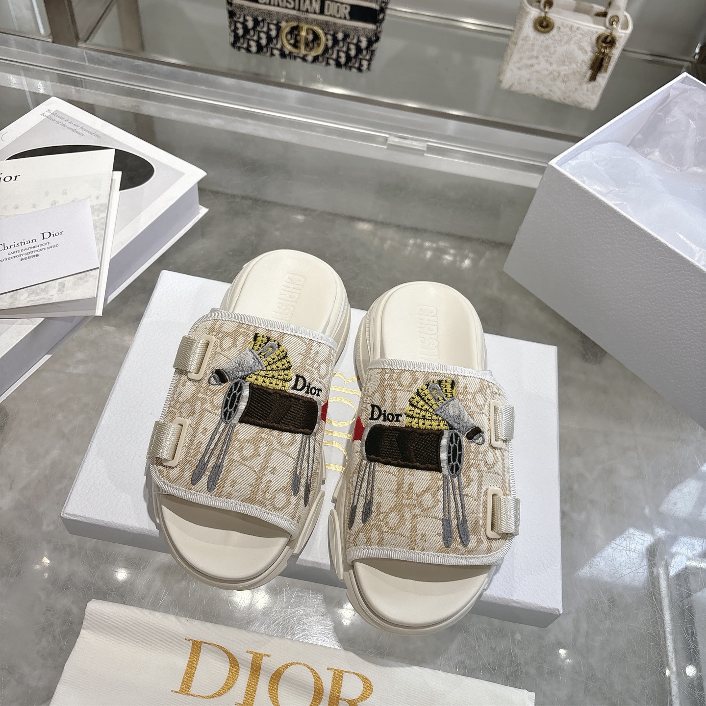 NO:789008,(Top version) Dior Dior 2026ss summer new thick-soled fairy embroidered slippers 1:1 original replica The highest version on the market. Fashion bloggers from all walks of life have maxed out Xiaohongshu!  A super fashionable and high-end item!  Easily create a high-end look. Original imported embroidered fabric for the upper. Original molded outsole. Size 35-40 (customized at 40.41.42), slippers, dior, dior, slippers19860909（顶级版本） Dior迪奥2026ss夏季新款厚底仙女刺绣拖鞋 1:1原版复刻 市面上最高版本 各路时尚博主刷爆小红书！超时髦又充满高级感的单品！轻松打造造高端look  鞋面原版进口刺绣面料 大底原版开模大底 码数35-40码（40.41.42定制）,拖鞋,dior,dior,slippers,Women's Shoes