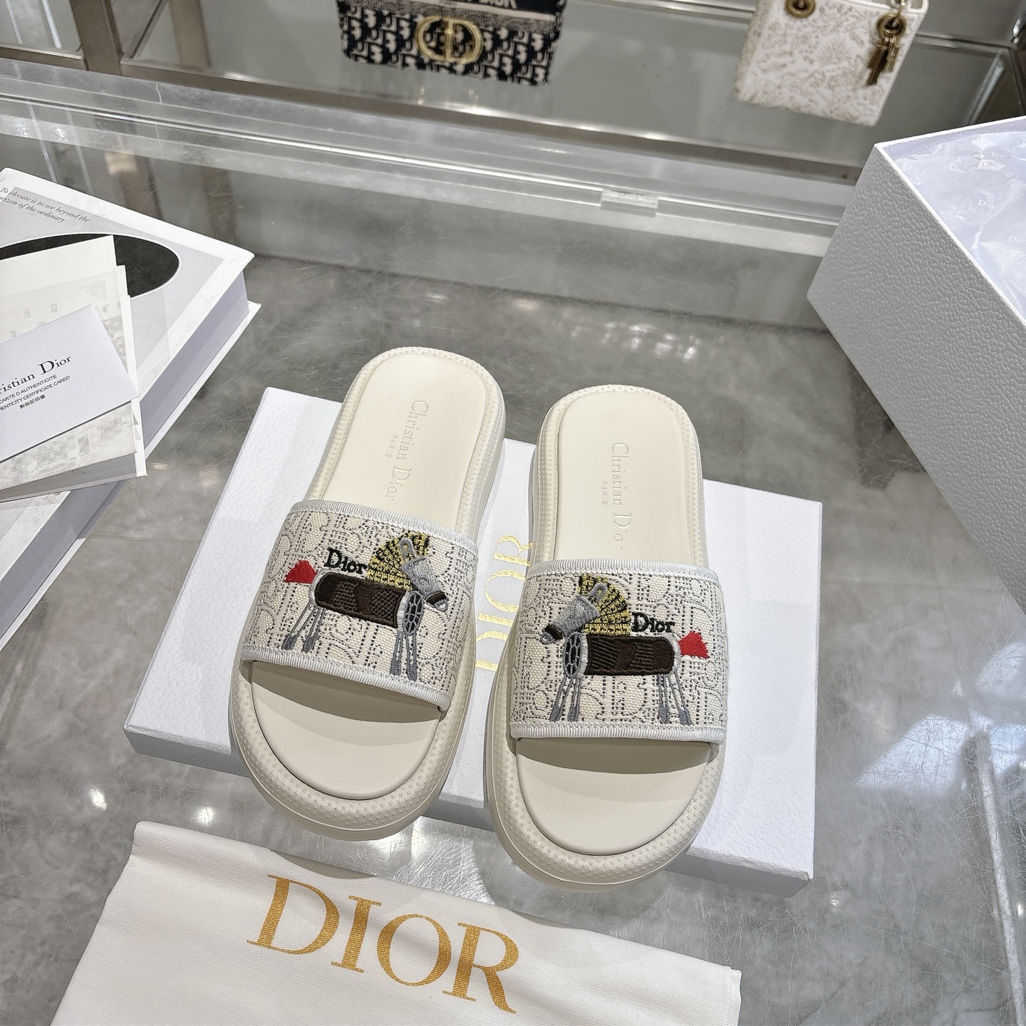 NO:789011,(Top version) Dior Dior 2026ss new summer fairy embroidered slippers 1:1 original replica, the highest version on the market, various fashion bloggers have maxed out Little Red Book!  A super fashionable and high-end item!  Easily create a high-end look. Original imported embroidered fabric for the upper. Original molded outsole. Size 35-40 (customized at 40.41.42), slippers, dior, dior, slippers19860909（顶级版本） Dior迪奥2026ss夏季新款仙女刺绣拖鞋 1:1原版复刻 市面上最高版本 各路时尚博主刷爆小红书！超时髦又充满高级感的单品！轻松打造造高端look  鞋面原版进口刺绣面料 大底原版开模大底 码数35-40码（40.41.42定制）,拖鞋,dior,dior,slippers,Women's Shoes