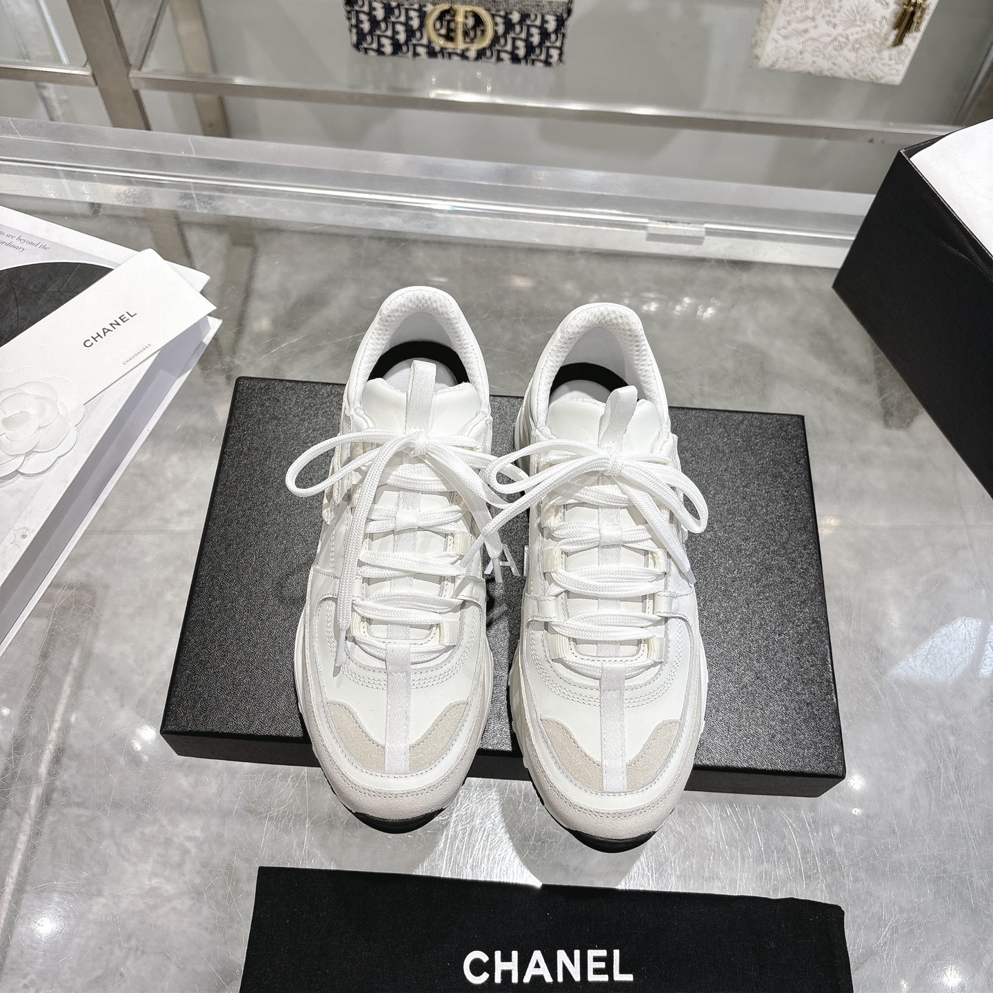 NO:789026,(Top version) Chanel Chanel 26SS latest white shoes, casual sports shoes, skate shoes, original purchase, development and production, Xiaoxiang C’s counter is another super hot style, the love of Internet celebrity bloggers and ladies, various praises on social platforms, super popular, high quality, breathable, super spring and summer, seeing this issue always arouses the desire for fashion in girls. The latest calfskin material, classic black and white color, full of fashionable feeling on the feet, easy to take care of  #Material: Original customized imported cowhide material #Customized soft sheepskin lining #Sole Original open molded TPU anti-slip outsole #Sole thickness 2.5CM Size: 35-40, casual shoes/sports shoes, chanel, chanel, chanel, sneakers, cowhide, sheepskin19860909（顶级版本） Chanel香奈儿26SS最新款小白鞋 休闲 运动鞋 滑板鞋 原版购入开发做货 小香 C家 专柜又一超级大爆款,网红博主小姐姐们的挚爱,社交平台的各种夸赞,人气超高质感透气超级春夏,看到这期总能唤起少女内心对时髦的诉求 最新小牛皮材质 经典黑白配色 上脚时髦感十足 容易打理 #面料:原版定制进口牛皮材质 #内里定制柔软羊皮里 #鞋底原版开模TPU防滑大底 #底厚2.5CM 尺码 : 35-40,休闲鞋/运动鞋,chanel,chanel,chanel,sneakers,cowhide,sheepskin,Women's Shoes