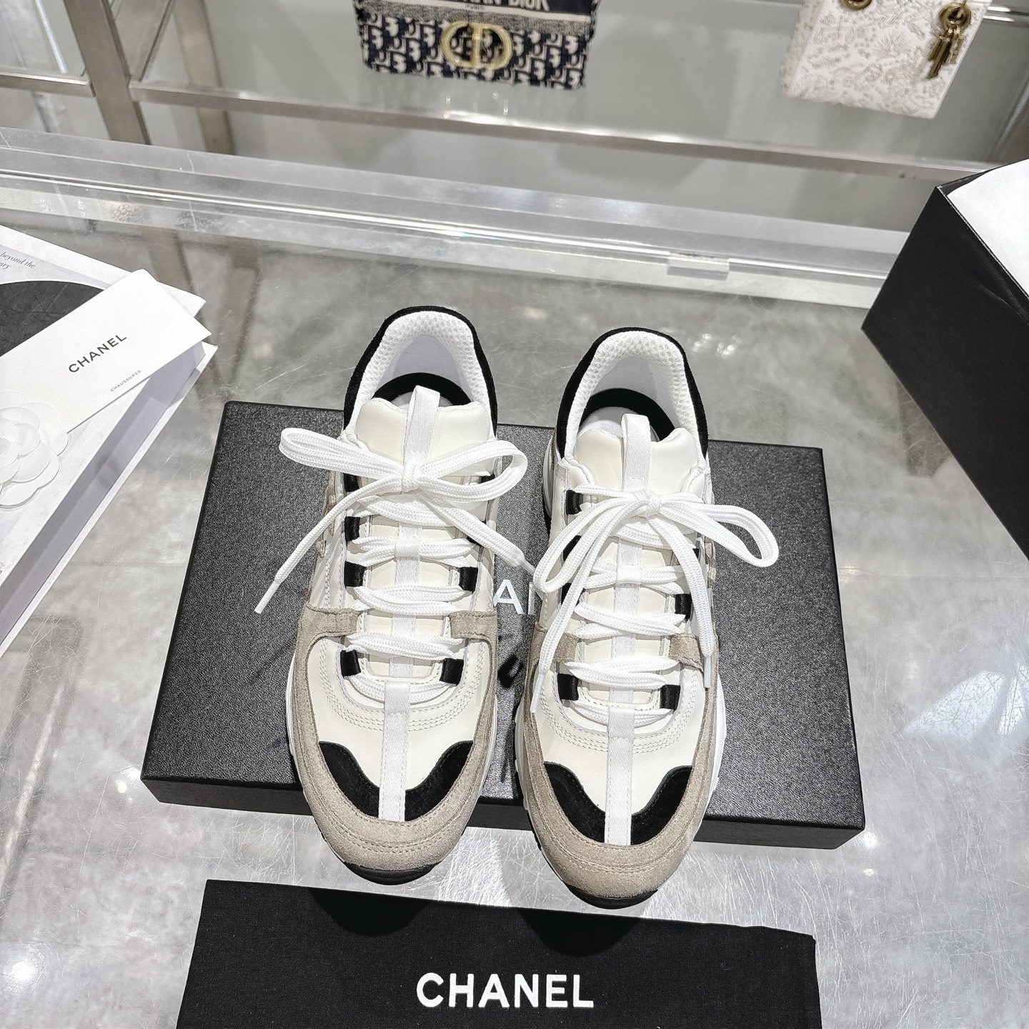 NO:789023,(Top version) Chanel Chanel 26SS latest white shoes, casual sports shoes, skate shoes, original purchase, development and production, Xiaoxiang C’s counter is another super hot style, the love of Internet celebrity bloggers and ladies, various praises on social platforms, super popular, high quality, breathable, super spring and summer, seeing this issue always arouses the desire for fashion in girls. The latest calfskin material, classic black and white color, full of fashionable feeling on the feet, easy to take care of  #Material: Original customized imported cowhide material #Customized soft sheepskin lining #Sole Original open molded TPU anti-slip outsole #Sole thickness 2.5CM Size: 35-40, casual shoes/sports shoes, chanel, chanel, chanel, sneakers, cowhide, sheepskin19860909（顶级版本） Chanel香奈儿26SS最新款小白鞋 休闲 运动鞋 滑板鞋 原版购入开发做货 小香 C家 专柜又一超级大爆款,网红博主小姐姐们的挚爱,社交平台的各种夸赞,人气超高质感透气超级春夏,看到这期总能唤起少女内心对时髦的诉求 最新小牛皮材质 经典黑白配色 上脚时髦感十足 容易打理 #面料:原版定制进口牛皮材质 #内里定制柔软羊皮里 #鞋底原版开模TPU防滑大底 #底厚2.5CM 尺码 : 35-40,休闲鞋/运动鞋,chanel,chanel,chanel,sneakers,cowhide,sheepskin,Women's Shoes