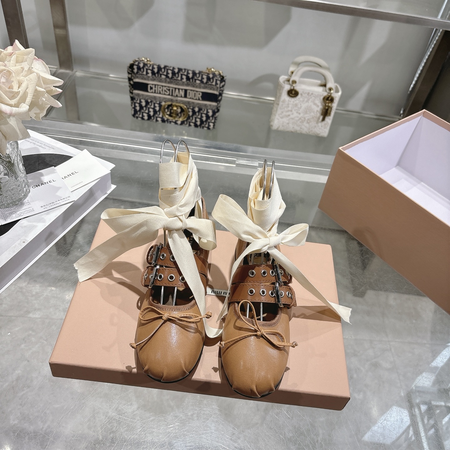 NO:789002,(Top version) 26ss spring and summer new MIUMIU Miu Miu's latest catwalk style round-toe bow silk satin ballet shoes. Elastic band flat ballet shoes, playful bows light up the sweet and cool atmosphere. Simple lines hide exquisite little thoughts. It is a fashionable atmosphere when you step on it. It has a girlish and high-end sense ~ cowhide upper, sheepskin lining, molded rubber outsole, size 35-39 (40)  41 Customized (non-refundable), ballet shoes, miumiu, cowhide, sheepskin, real silk, silk fabric19860909（顶级版本） 26ss春夏新款MIUMIU 缪缪 最新走秀款圆头蝴蝶结真丝绸缎面芭蕾舞鞋 松紧带平底芭蕾舞鞋,俏皮蝴蝶结点亮甜酷氛围 简约线条藏着精致小心思 踩上就是时髦氛围感担当 把少女感和高级感稳稳拿捏~ 鞋面牛皮 内里垫脚羊皮 鞋底开模橡胶大底 码数35-39（40 41定做不退换),芭蕾舞鞋,miumiu,cowhide,sheepskin,real silk,silk fabric,Women's Shoes