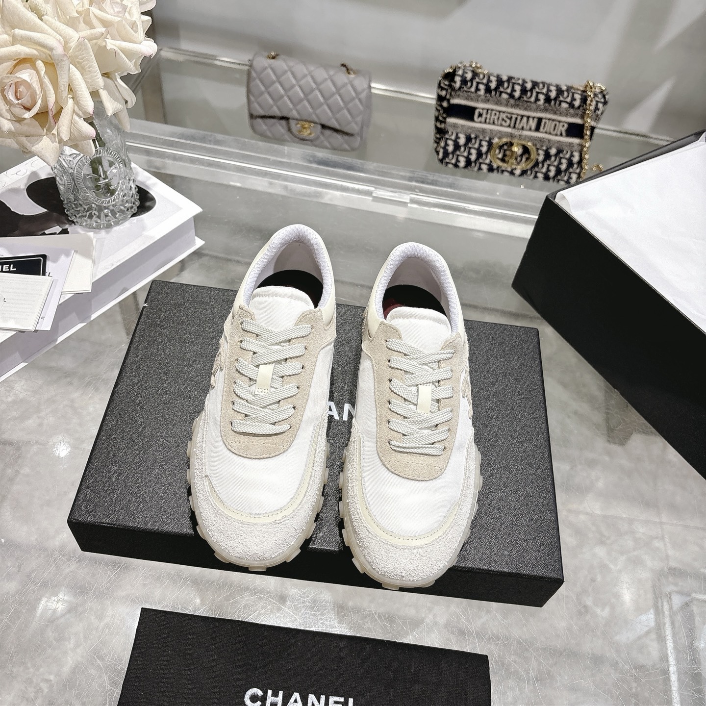 NO:789000,(Top version) Chane*26ss new spring and summer thick-soled sneakers, Xiaoxiang C Home, another super popular model in the counter, the love of Internet celebrity bloggers and ladies, various praises on social platforms, super popular, high quality, breathable, super spring and summer, seeing this issue always arouses the inner desire of girls for fashion. The latest calfskin material, classic black and white color matching, full of fashionable feeling on the feet, easy to care for #Fabric: Original customized imported suede cowhide + laminated fabric  # inner custom terry cloth # sole original molded TPU non-slip outsole # sole thickness 2.5CM Size: 35-40, casual shoes/sports shoes, chanel, chanel, sneakers, cowhide19860909（顶级版本） Chane*26ss春夏新款厚底运动鞋 小香 C家 专柜又一超级大爆款,网红博主小姐姐们的挚爱,社交平台的各种夸赞,人气超高质感透气超级春夏,看到这期总能唤起少女内心对时髦的诉求 最新小牛皮材质 经典黑白配色 上脚时髦感十足 容易打理 #面料:原版定制进口反毛牛皮+贴合布 #内里定制毛巾布 #鞋底原版开模TPU防滑大底 #底厚2.5CM 尺码 : 35-40,休闲鞋/运动鞋,chanel,chanel,sneakers,cowhide,Women's Shoes