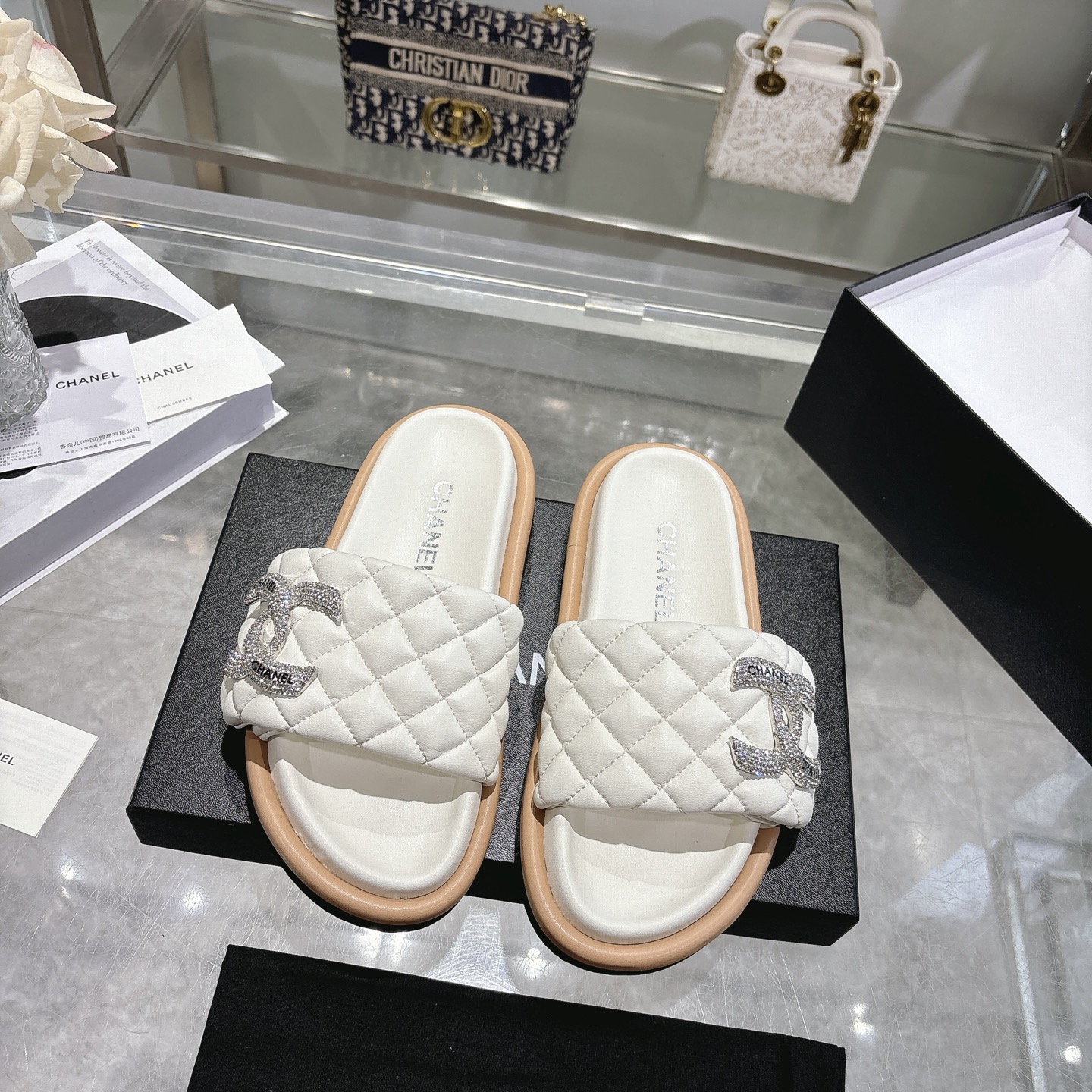 NO:788996,(Top version) 26ss summer Chanel Chanel new slippers Velcro bread slippers, rhombus thick-soled lazy slippers, Velcro can adjust the size at will, the classic double C slippers have been impressed by its beauty. The slippers are casual and natural, but also highlight the high-end sense of the brand's characteristics. The upper foot is super fashionable. The ergonomic design ensures the foot feels super comfortable. The upper is mixed sheepskin and the inner lining is sheepskin. The outsole is PU foam.  Size: 35—41 (41 customized), slippers, chanel, chanel, slippers, sheepskin19860909（顶级版本） 26ss夏季Chanel香奈儿新款拖鞋魔术贴面包拖、菱格厚底懒人拖鞋,魔术贴随意调节大小、 经典双C拖鞋已经被它的美貌折服 有拖鞋随性自然 又彰显品牌特色满满的高级感 上脚超洋气 人体工程学设计保证脚感超级舒适 鞋面混种羊皮 内里垫脚羊皮 大底pu发泡 Size:35—41（41定做）,拖鞋,chanel,chanel,slippers,sheepskin,Women's Shoes