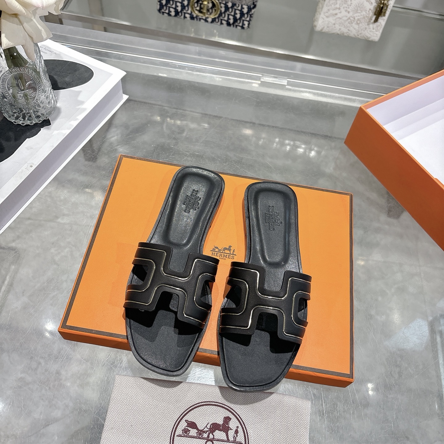 NO:788998,(Top version) 26ss summer new H flip flops · Hermès flip flops ━━ ━━━━ Comprehensive packaging upgrade · Remodeling · Premium selection of materials The market’s top version｜Purely crafted with craftsmanship ─────────────── Reshaping high-end classics ───────────────  Original pressed metal strip design pays homage to the brand's classic aesthetics. Every detail is hand-stitched by craftsmen. The stitching position is exactly the same as the original version. Purely handmade｜Master-level fine workmanship──────────────── Top-grade materials Smooth steps─────────────── Upper Hermès sourced from Italy | Imported calfskin  Australian sheepskin lining｜Original custom-grade skin-friendly foot pads Genuine leather outsole｜Born for ultimate walking comfort────────────── Exclusive gift box Collection presentation────────────── Top exclusive packaging｜Original release quality  size35–40 (41·42 needs to be customized, non-refundable and non-exchangeable), slippers, hermes, hermes, slippers, cowhide, sheepskin19860909（顶级版本） 26ss夏季新款H拖匠诣新生 · 爱马仕工字拖 ━━ ━━━━ 包装全面升级 · 版型重塑 · 材质臻选 市场巅峰版本｜纯手工匠心打造 ────────────── 经典之上 重塑高级 ────────────── 独创压金属条设计 致敬品牌经典美学 每一处细节皆为匠人手工缝制 针线走位与原版毫厘不差 纯手工打造｜师傅级精工细作 ────────────── 顶级选材 履步如诗 ────────────── 鞋面Hermès同源｜意大利进口小牛皮 内里澳洲羊皮｜原版定制级亲肤垫脚 大底真皮底｜为极致行走舒适而生 ────────────── 专属礼盒 臻藏呈现 ────────────── 顶级专属包装｜原版开售品质 size35–40（41·42需定制,不退不换）,拖鞋,hermes,hermes,slippers,cowhide,sheepskin,Women's Shoes