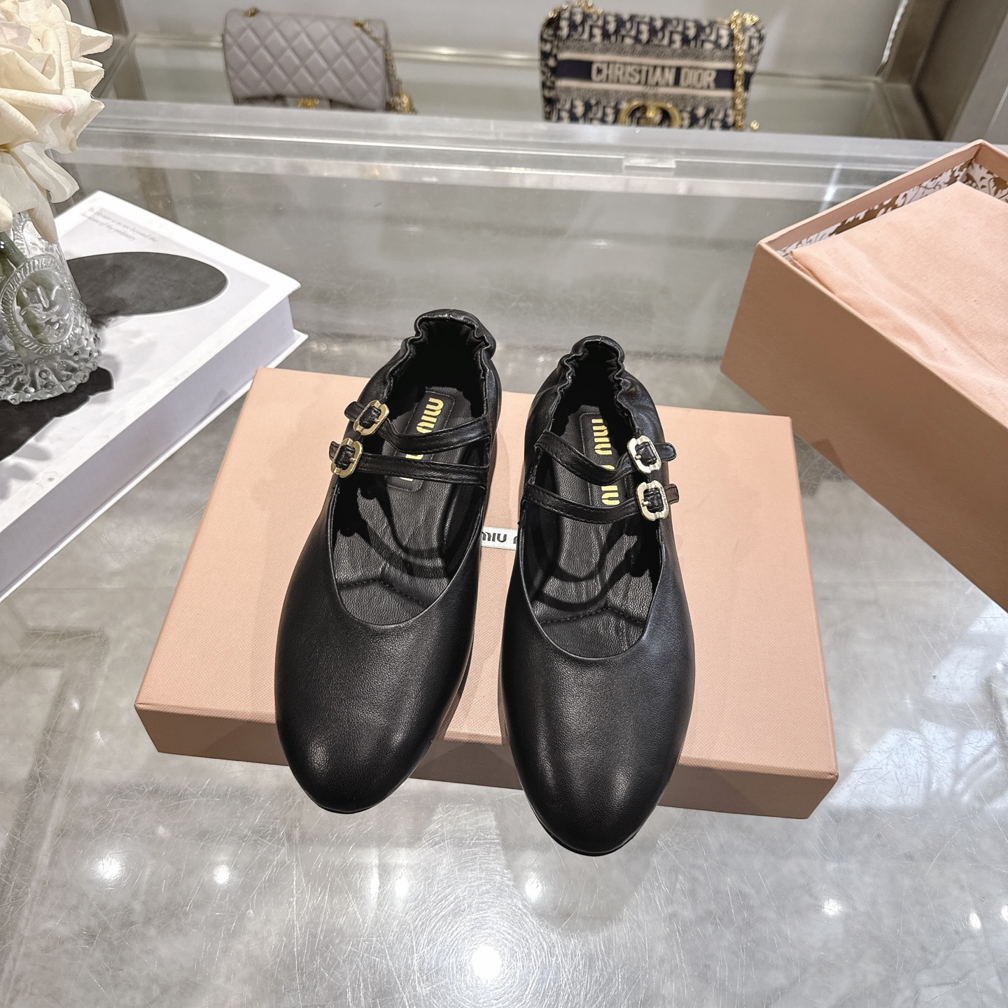 NO:788983,(Top version) 26SSmiumiu shoes recommend the super easy-to-wear elastic Mary Jane Miu Miu ballet shoes, which are comfortable and soft. You will not be afraid of running around for a long time. Ballet shoes that can be worn on the street. Grandma shoes. Mary Jane shoes. French shoes. Mary Jane shoes. Upper imported super soft calfskin surface. Lining sheepskin lining. Outsole imported from Italy. Genuine leather outsole. Sancang supplies 35-40 sizes, loafers, miumiu, loafers, mary.  jane,cowhide,sheepskin,Leather soles19860909（顶级版本） 26SSmiumiu单鞋推荐超好穿的松紧玛丽珍缪缪芭蕾舞鞋舒适轻柔 暴走多久都不怕 穿上街的芭蕾舞鞋 奶奶鞋 玛丽珍单鞋 法式单鞋 玛丽珍单鞋 鞋面进口超软小牛皮面  内里羊皮里 大底意大利进口真皮大底 三仓供应 35-40码,乐福鞋,miumiu,loafers,mary jane,cowhide,sheepskin,Leather soles,Women's Shoes