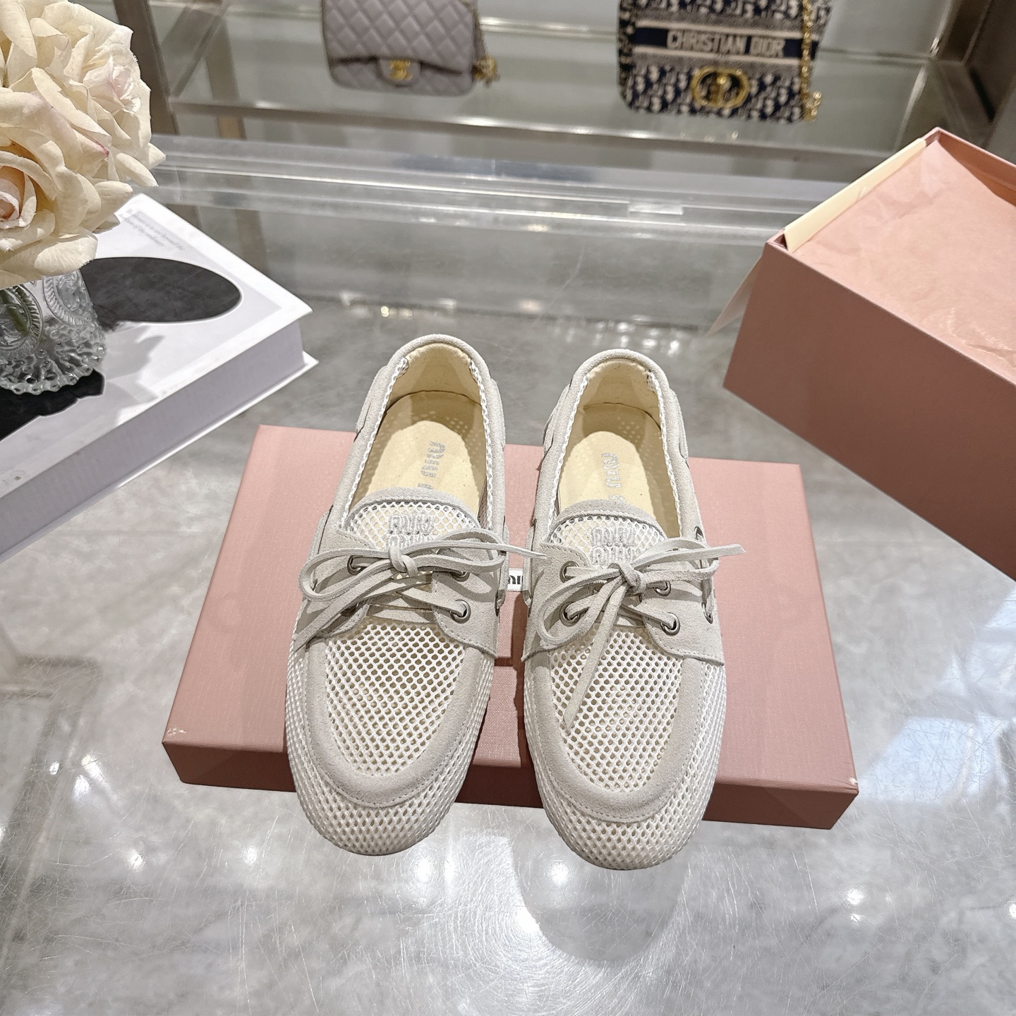 NO:788986,(Top version) [MiuMiu] 2026 spring and summer catwalk new style Original 11 mesh loafers are hotly available, a must-have item for spring and summer wear Breathable mesh upper with simple lace-up bow design, the whole pair of shoes becomes smart in an instant Lazy one-leg design, convenient and quick to go out with casual concave shape Open-molded rubber outsole, soft, lightweight, non-slip and wear-resistant size35-40 Color black white apricot  brown,loafers,miumiu,loafers19860909（顶级版本）【MiuMiu】2026春夏走秀新款 原版11网面乐福鞋火爆来袭,春夏穿搭必备单品 鞋面透气网面搭配简约系带蝴蝶结设计,一瞬间整双鞋灵动了起来 懒人一脚蹬设计,出门方便快捷随意凹造型 开模橡胶大底,柔软轻便还防滑耐磨 size35-40  颜色黑色 白色 杏色 棕色,乐福鞋,miumiu,loafers,Women's Shoes