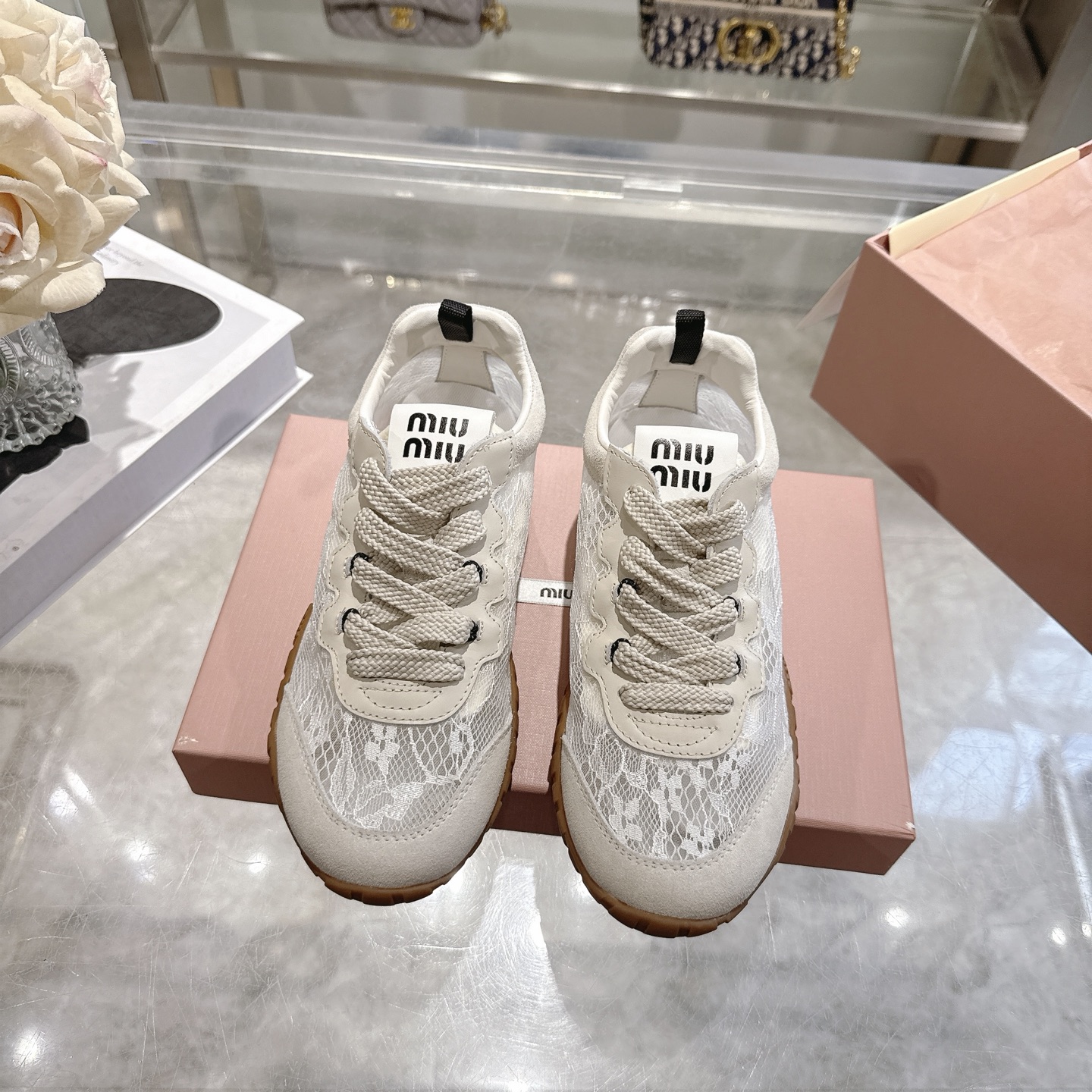 NO:788982,(Top version) MiuMiu 26ss spring and summer new biscuit shoes, Forrest shoes, casual sneakers, miumiu's latest hot style, avant-garde and bold design, Miu Miu style is integrated into the simple lines of this thick-soled breathable mesh Mary Jane design, unique logos are decorated on the tongue and back, embellished with retro design, adding iconic elements!  The thick sole design defines the avant-garde modern style. The fabric is original custom-made fabric/cow suede. The lining is original imported soft sheepskin. The sole is original open-molded non-slip rubber outsole. Size#35-40 (customized for 40 units, non-returnable), casual shoes/sports shoes, miumiu, mary jane, sneakers, sheepskin19860909（顶级版本） MiuMiu 缪缪 26ss 春夏新款 饼干鞋 阿甘鞋休闲运动鞋 miumiu最新爆款 前卫大胆的设计,Miu Miu风格融于此款厚底透气网布玛丽珍设计的简约线条, 别致徽标饰于鞋舌与背面,点缀复古设计,平添标志性元素！厚底设计定义前卫的现代风格 面料原版定制布料/牛反绒 内里原版进口柔软羊皮 鞋底原版开模防滑橡胶大底 Size#35-40（40定制不退换）,休闲鞋/运动鞋,miumiu,mary jane,sneakers,sheepskin,Women's Shoes