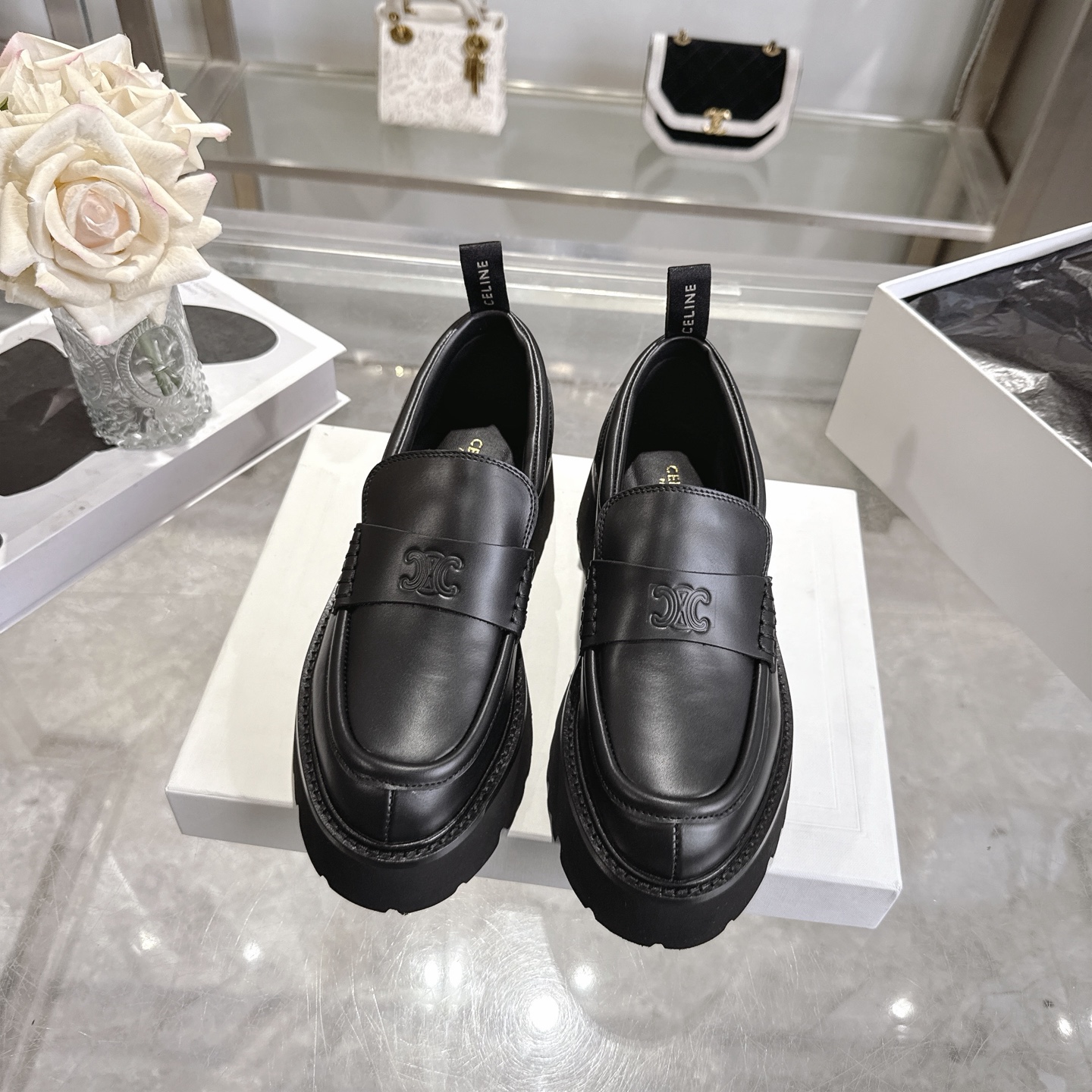 NO:780992,(Top version) CELINE Celine's latest autumn and winter catwalk model Lisa's same style thick-soled loafers. Many celebrities and internet celebrities wear them. Invincible slimming. Super good-looking and versatile. Imported Italian calfskin leather is soft. The soles are about 6cm thick, and the height is increased to show the legs. Thin cowhide lining. Genuine leather welt. Original molded outsole. Complete package. Code number 35-40, loafers, celine, loafers, cowhide.19860909（顶级版本） CELINE思琳秋冬最新走秀款Lisa同款厚底乐福鞋 好多明星网红上脚 无敌显瘦 上脚超级好看百搭 进口意大利小牛皮皮质柔软 鞋底厚6cm左右、增高显腿细牛皮内里 真皮沿条 原版开模大底 全套包装 码数35-40,乐福鞋,celine,loafers,cowhide,Women's Shoes