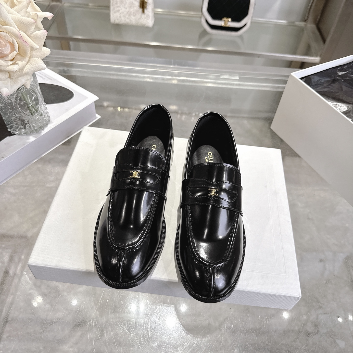 NO:780984,(Top version) CELINE's 2026 spring and summer latest loafers. There are many celebrity Internet celebrities. This year's super popular loafers. Simple old money style. Produced by a big factory. Don't worry about quality control. Retro modern design, can be easily worn in suit pants, skirts and jeans, low-key and full of temperament. Open-edge beads imported from Italy on the upper, Italian genuine leather outsole  Size 35-40,loafers,celine,loafers,skirts,jeans,business suit,Leather soles19860909（顶级版本） CELINE思琳2026春夏最新款乐福鞋 超多明星网红种草 今年超火的乐福鞋 简简单单的老钱风穿搭 妥妥大厂出品 品质品控不用担心 复古摩登设计,西装裤、裙装、牛仔裤都能轻松驾驭,低调又气质满满 鞋面意大利进口开边珠, 大底 意大利真皮大底 码数35-40,乐福鞋,celine,loafers,skirts,jeans,business suit,Leather soles,Women's Shoes