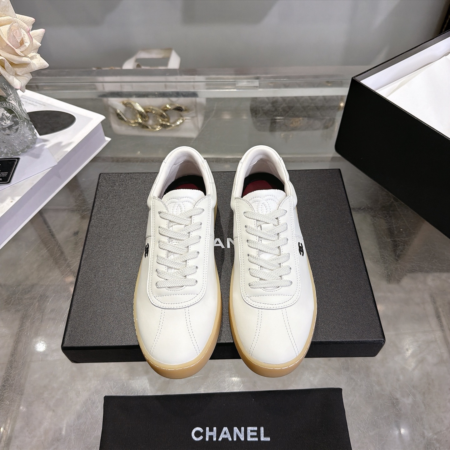 NO:780961,(Top version) Chanel26s early spring new sports and casual shoes Forrest Gump shoes Dexun shoes Xiaoxiang C Home Another super hot model in the counter, the love of Internet celebrity bloggers and ladies, various praises on social platforms, extremely popular This classic design; the upper is made of various crafts and electric embroidery styles; the outsole is fashionable and sporty; the extraordinary inclusion of a variety of color matching elements... The diversified mix and match is very beautiful and versatile, casual, fashionable, sports, and outdoor can be taken into account...  Upper; imported silk cowhide lining; water-dyed sheepskin outsole; TPU outsole, size 35-41 (41 customized), casual shoes/sports shoes, chanel, chanel, sneakers, cowhide, sheepskin19860909（顶级版本） Chanel26s早春新款运动休闲鞋 阿甘鞋 德讯鞋 小香 C家 专柜又一超级大爆款,网红博主小姐姐们的挚爱,社交平台的各种夸赞,人气超高 这款经典设计；鞋面多种工艺电绣的风格；大底却时尚运动；不平凡的拥入了多种配色元素…… 多元化混搭非常好看百搭,休闲,时尚,运动,户外都能兼顾…… 鞋面；进口丝绸牛皮 内里；水染羊皮 大底；TPU大底 码数35-41（41定做）,休闲鞋/运动鞋,chanel,chanel,sneakers,cowhide,sheepskin,Women's Shoes