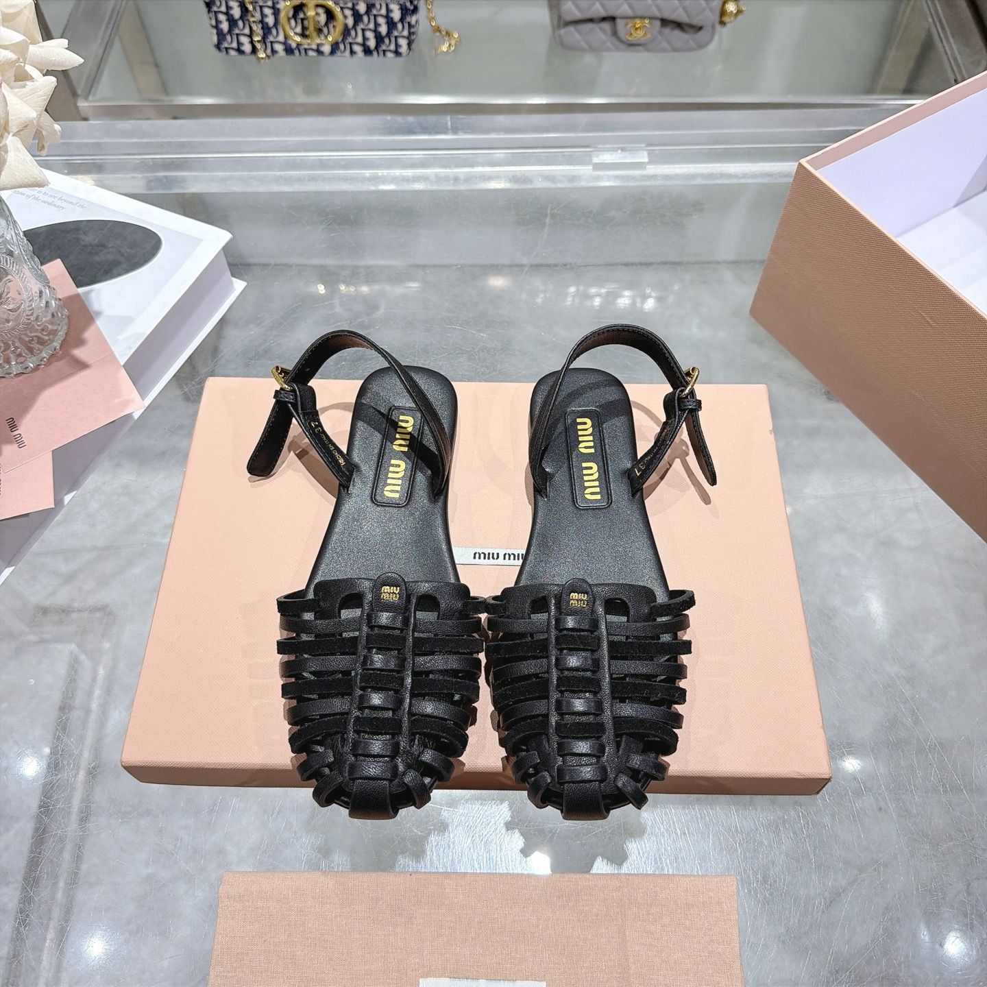 NO:780999,(Exclusive top version) MIUMIU26 spring and summer new shoes and shoe collection, modern and casual coexist, Intreccio Vienna weaving technique, supplemented by hand waxing, the entire upper adopts oil edge technology, flat bottom with rubber sole for the ultimate wearing experience, showing casual relaxation and leisurely comfort in summer. Upper; cowhide, sheepskin lining, outsole, rubber non-slip outsole  Size 35-40,sandals,miumiu,sandals,cowhide,sheepskin19860909（独家顶级版本） MIUMIU26春夏新品鞋子、鞋子合集 摩登与随性并存 Intreccio维也纳编织技法 辅以手工打蜡处理整个鞋面采用了油边工艺 平底搭配橡胶鞋底极致穿搭体验 尽显随性松弛与夏日悠然惬意 鞋面；牛皮 内里羊皮 大底橡胶防滑大底 码数35-40,凉鞋,miumiu,sandals,cowhide,sheepskin,Women's Shoes