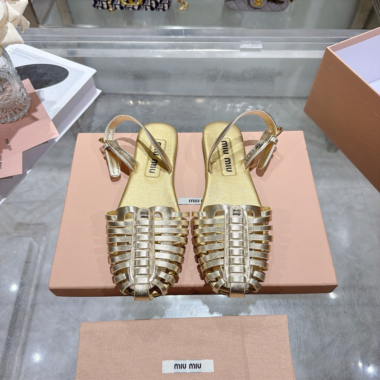 NO:781006,(Exclusive top version) MIUMIU26 spring and summer new shoes and shoe collection, modern and casual coexist, Intreccio Vienna weaving technique, supplemented by hand waxing, the entire upper adopts oil edge technology, flat bottom with rubber sole for the ultimate wearing experience, showing casual relaxation and leisurely comfort in summer. Upper; cowhide, sheepskin lining, outsole, rubber non-slip outsole  Size 35-40,sandals,miumiu,sandals,cowhide,sheepskin19860909（独家顶级版本） MIUMIU26春夏新品鞋子、鞋子合集 摩登与随性并存 Intreccio维也纳编织技法 辅以手工打蜡处理整个鞋面采用了油边工艺 平底搭配橡胶鞋底极致穿搭体验 尽显随性松弛与夏日悠然惬意 鞋面；牛皮 内里羊皮 大底橡胶防滑大底 码数35-40,凉鞋,miumiu,sandals,cowhide,sheepskin,Women's Shoes