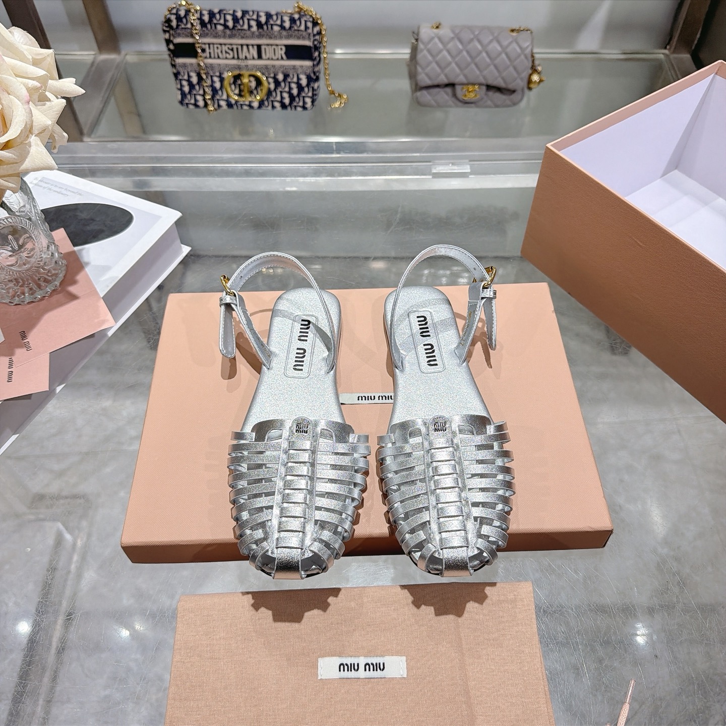 NO:781013,(Exclusive top version) MIUMIU26 spring and summer new shoes and shoe collection, modern and casual coexist, Intreccio Vienna weaving technique, supplemented by hand waxing, the entire upper adopts oil edge technology, flat bottom with rubber sole for the ultimate wearing experience, showing casual relaxation and leisurely comfort in summer. Upper; cowhide, sheepskin lining, outsole, rubber non-slip outsole  Size 35-40,sandals,miumiu,sandals,cowhide,sheepskin19860909（独家顶级版本） MIUMIU26春夏新品鞋子、鞋子合集 摩登与随性并存 Intreccio维也纳编织技法 辅以手工打蜡处理整个鞋面采用了油边工艺 平底搭配橡胶鞋底极致穿搭体验 尽显随性松弛与夏日悠然惬意 鞋面；牛皮 内里羊皮 大底橡胶防滑大底 码数35-40,凉鞋,miumiu,sandals,cowhide,sheepskin,Women's Shoes