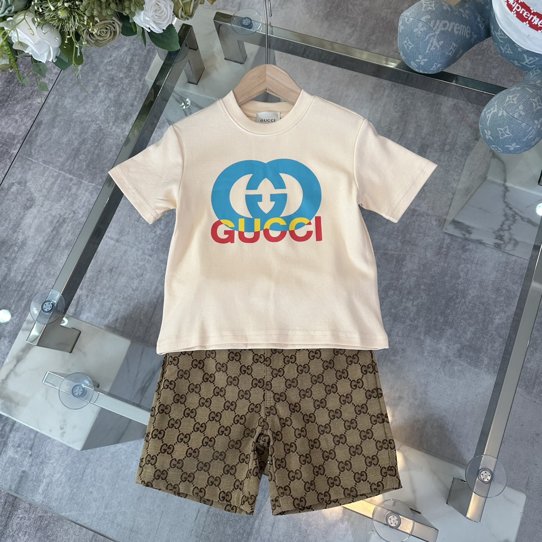 zebqw￼新品尺码：size:100-150cm  2024 GUCCI 儿童套装 今年夏天的火爆款套装！潮流品牌 胸前精美的字母印花工艺柔软舒适，上衣采用客供棉面料不易变形，经典双G字母提花短裤 怎么洗都不会变形哦，这个夏天帅爆了，时尚又不失潮流的帅气小套装