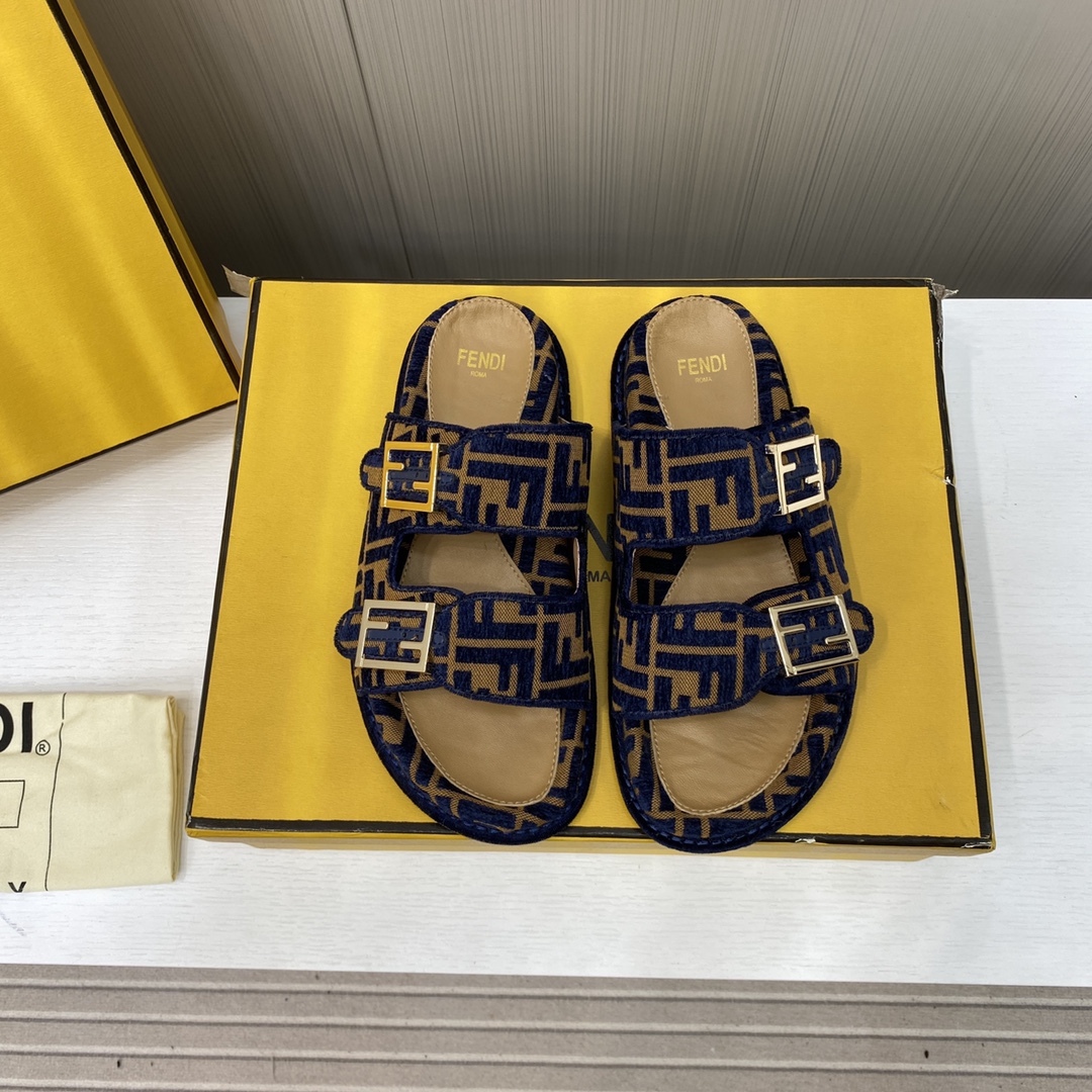 NO:221593,Fendi couples feel presbyopia FF semi-trailer, original version purchased and developed, Fendi early autumn latest style lazy couple slippers with FF Baguette decorative buckle. Original presbyopia canvas material. Edges are decorated with engravings. Metal parts are super beautiful, very light and comfortable!  Size35-45, slippers, fendi, fendi, slippers19860909Fendi芬迪情侣款feel老花FF半拖,原版购入开发,芬迪早秋最新款 慵懒风情侣拖鞋,带FF Baguette装饰性搭扣.原版老花帆布材质.边缘饰有雕刻.饰面金属件 超级好看,非常轻便舒服！ Size35-45,拖鞋,fendi,fendi,slippers,Women's Shoes