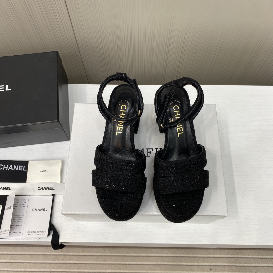 NO:260293,Chanel Chanel 24P catwalk thick heel waterproof platform diamond-inlaid sandals. A pair of summer sandals with invincible beauty and heightening. The cloth is younger and more fashionable than the leather. It is too friendly to girls to wear. It is a perfect height-enhancing tool! The upper is original custom fabric/calf leather inner sheepskin water table/outsole original mold opening heel height 9 cm, water table thickness 3.5 cm Size 35-39 (custom made by 40/41), sandals, chanel, chanel, sandals, cowhide, sheepskin19860909chanel香奈儿小香24P走秀款粗跟防水台镶钻跟凉鞋 超级无敌美且增高的一双夏日凉鞋,布面比皮质更年轻时髦些.上脚对女生太友好,妥妥的增高神器! 鞋面原版定制布面/小牛皮 内里羊皮 水台/大底原版开模 跟高9厘米,水台厚3.5厘米 码数35-39(40/41订做）,凉鞋,chanel,chanel,sandals,cowhide,sheepskin,Women's Shoes