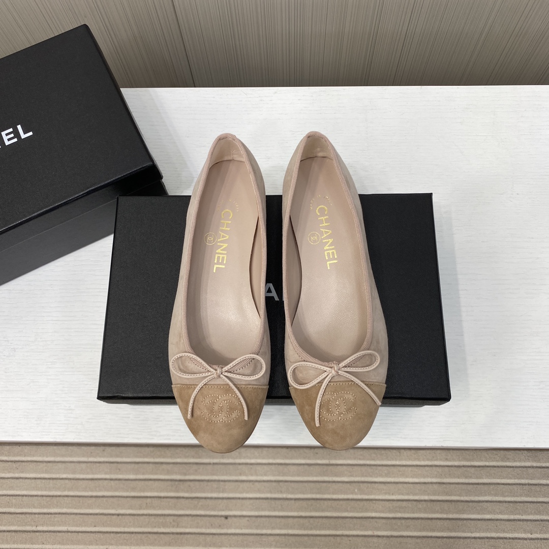 Las clásicas zapatillas de ballet con punta redonda y lazo de Chanel son de calidad limitada y realmente se pueden pone…