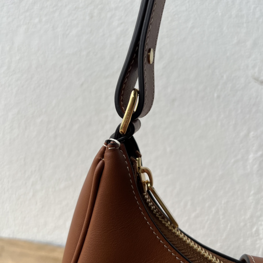 Ava 腋下包 P1600 大 Logo 高品質復古デザイン