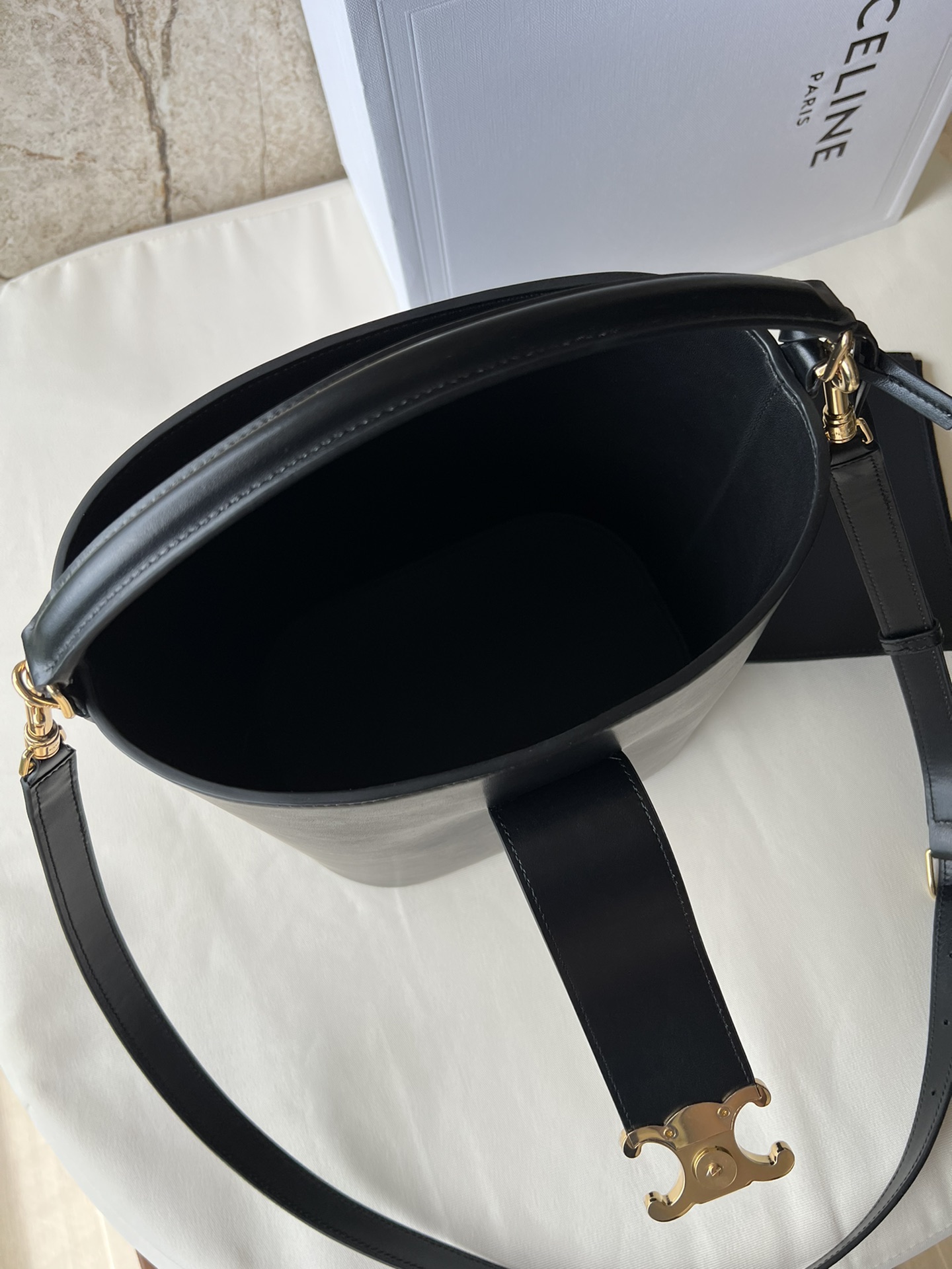 CE家新作 大容量の洗練された水桶バッグ