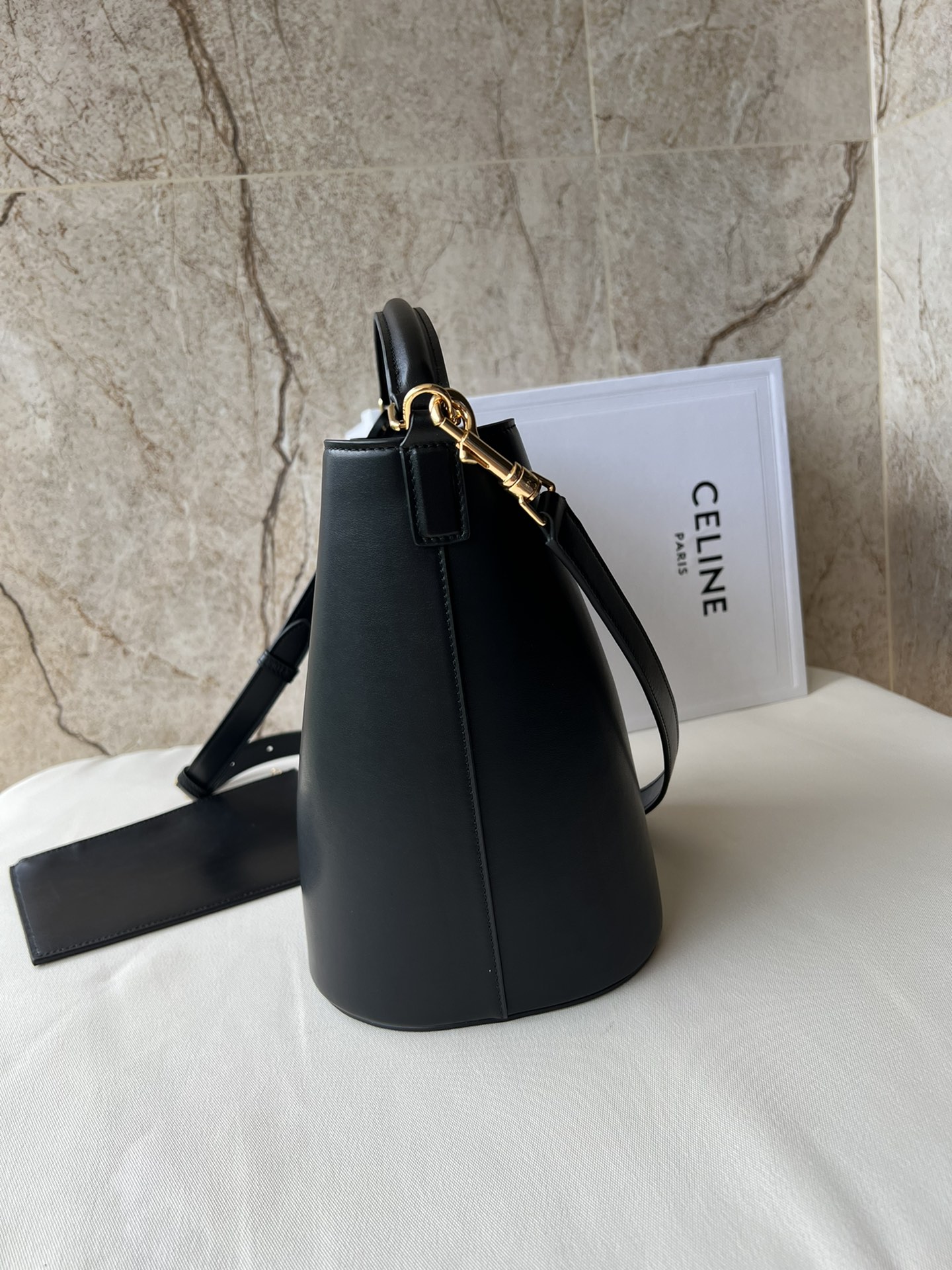 CE家新作 大容量の洗練された水桶バッグ