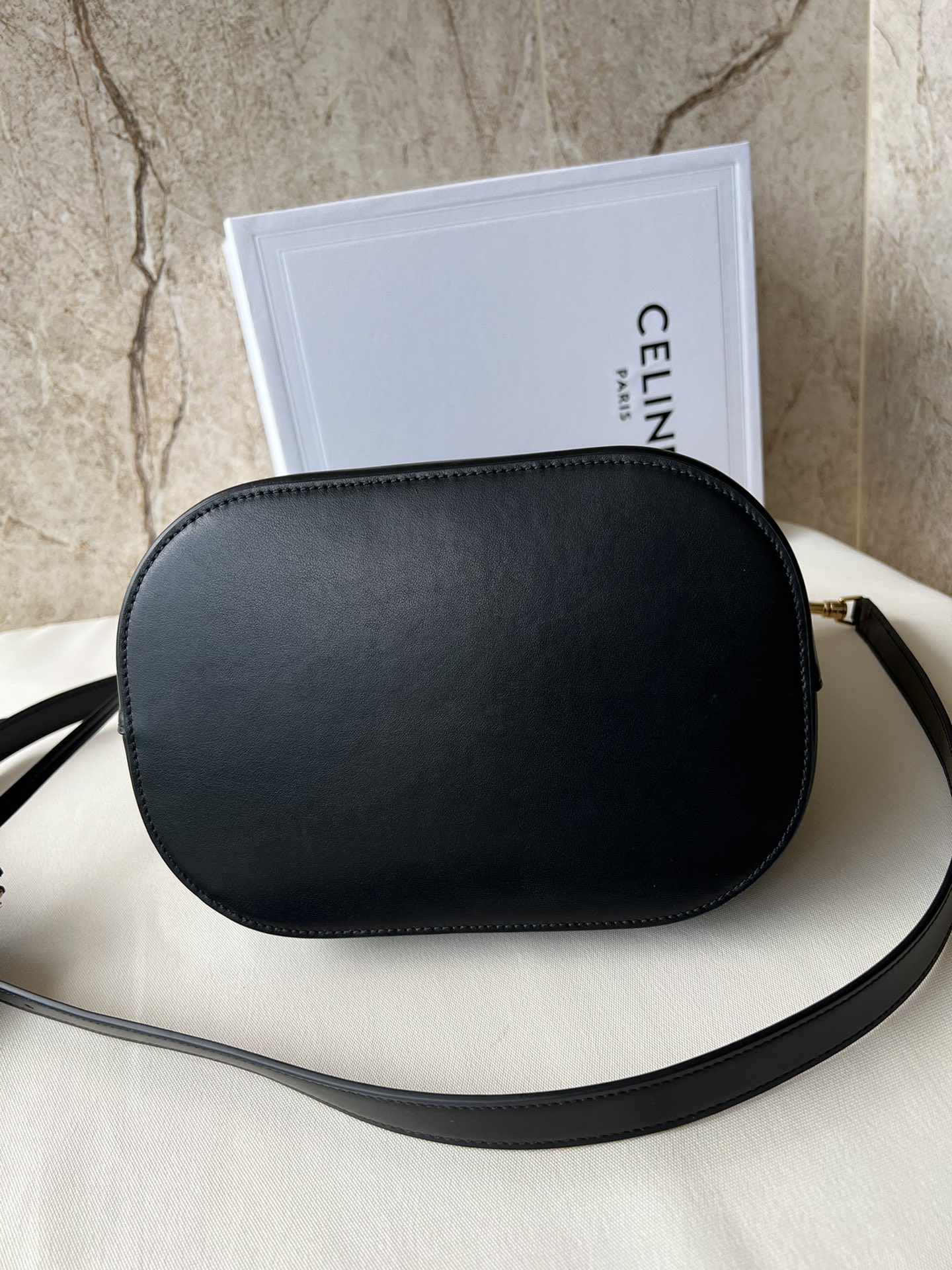 CE家新作 大容量の洗練された水桶バッグ