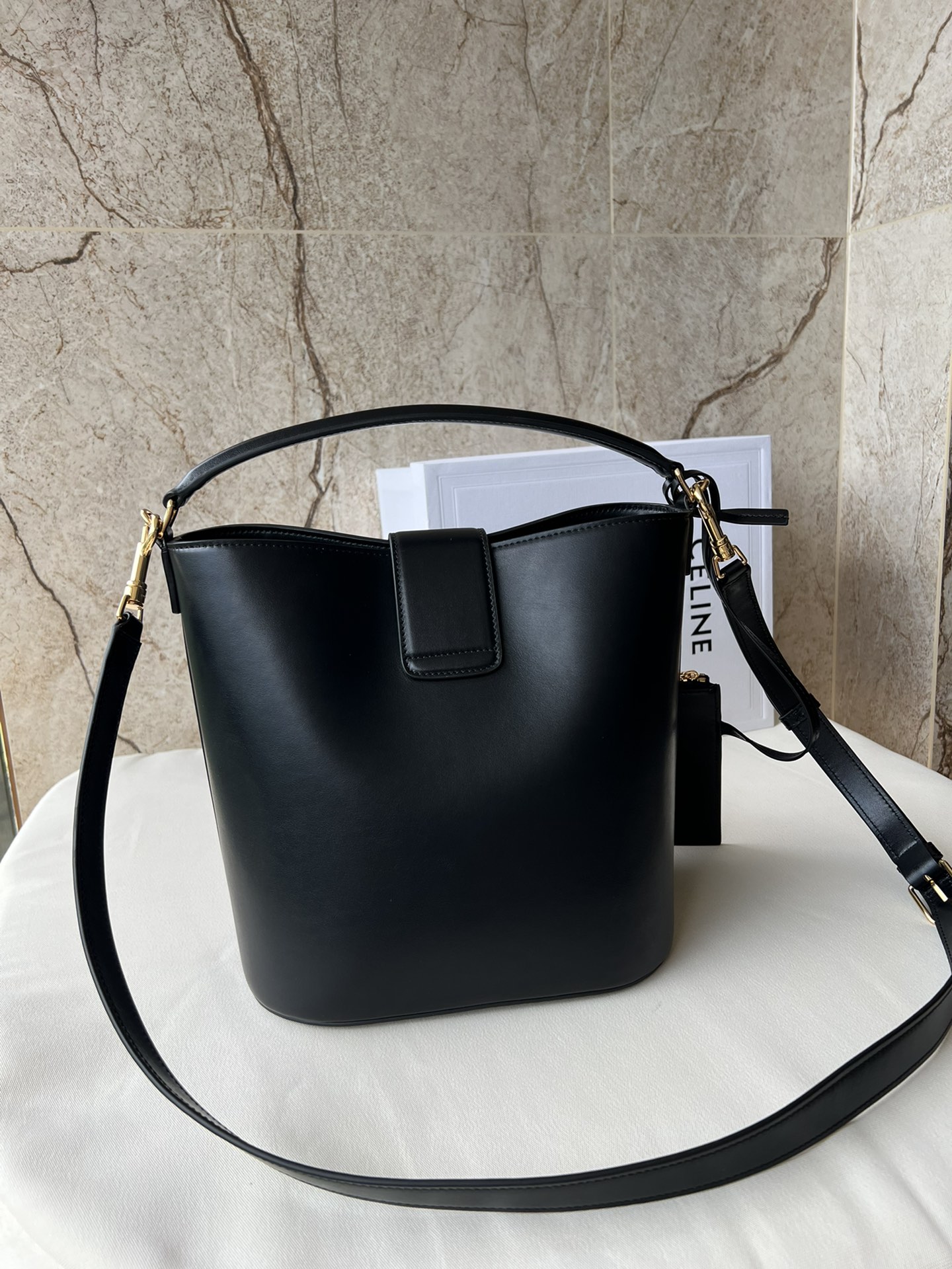 CE家新作 大容量の洗練された水桶バッグ