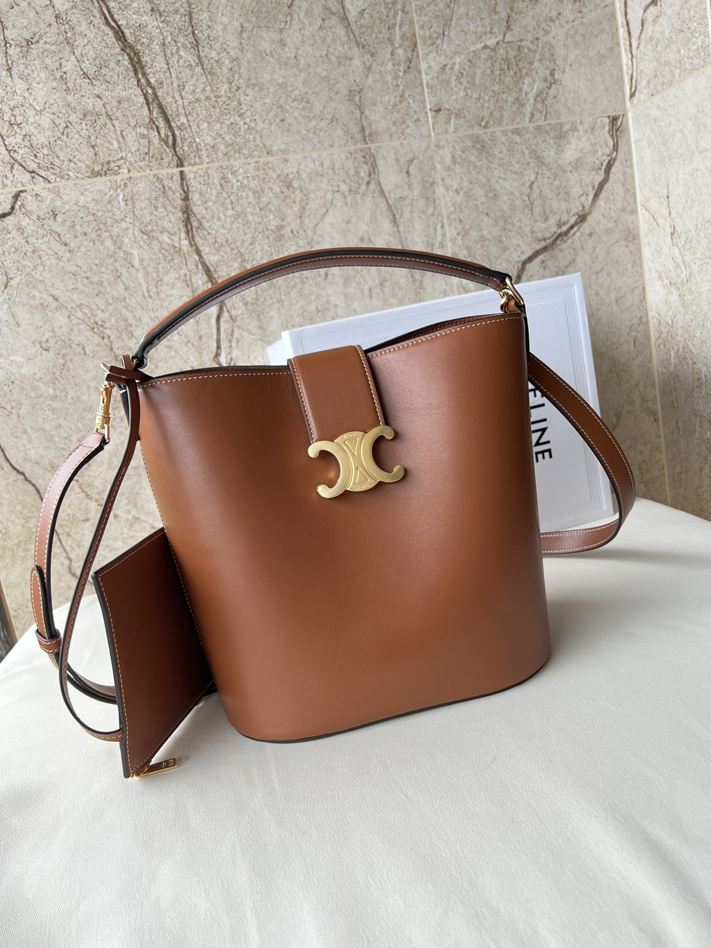 CE家 新作 大容量 バケツバッグ 小牛皮製