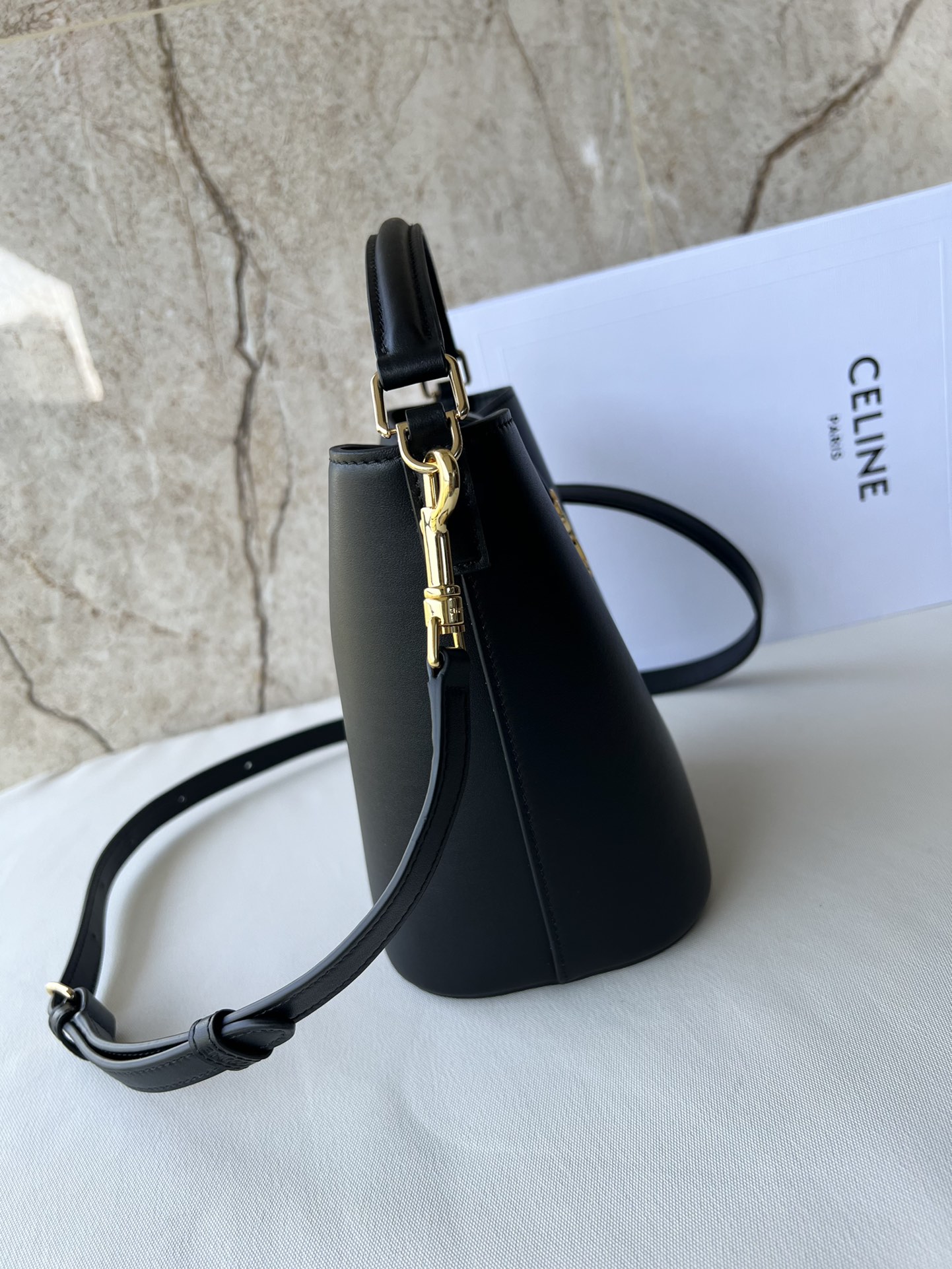 CE家 小号桶包 - 光沢小牛皮製・デイリーに最適