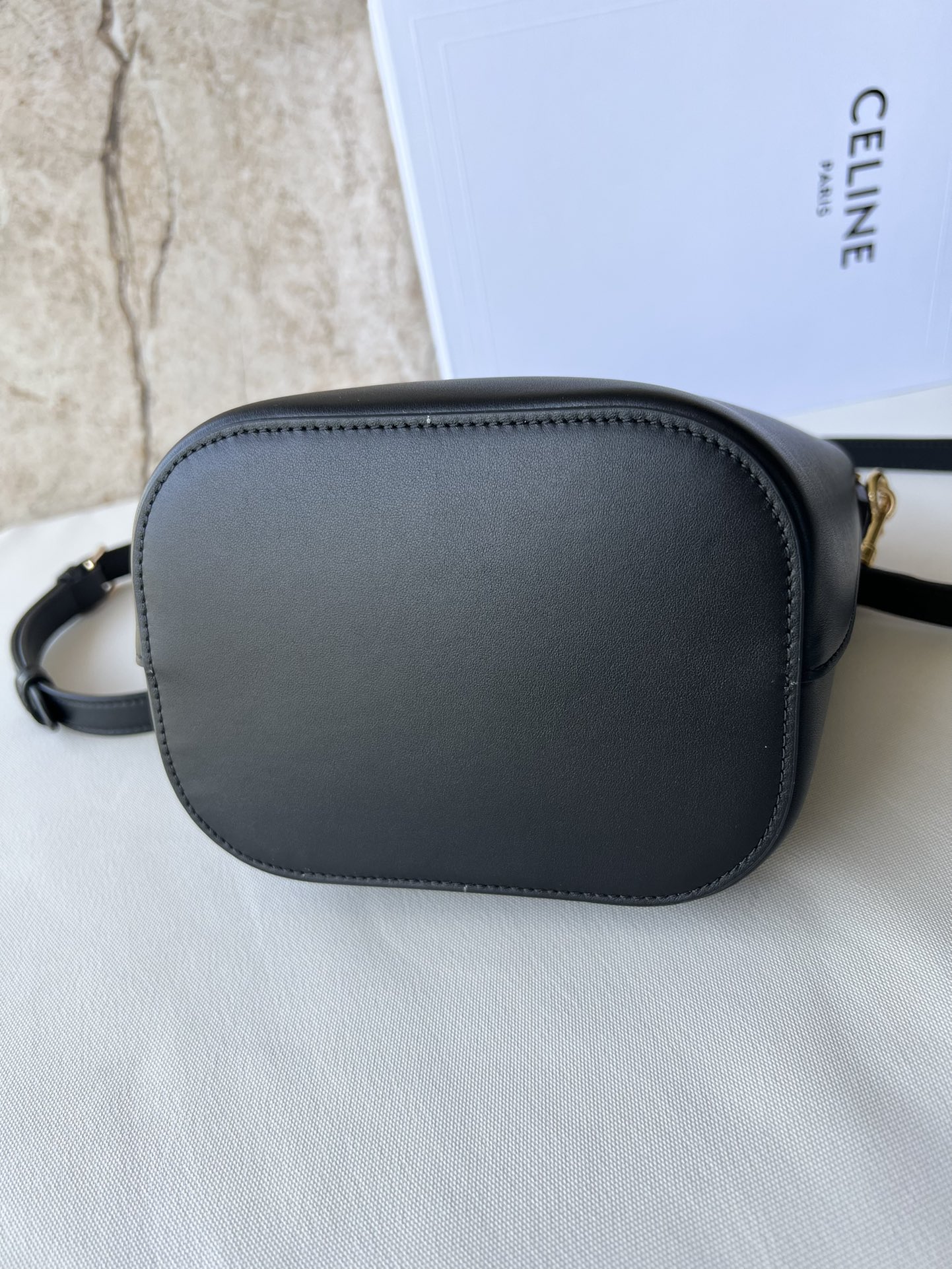 CE家 小号桶包 - 光沢小牛皮製・デイリーに最適