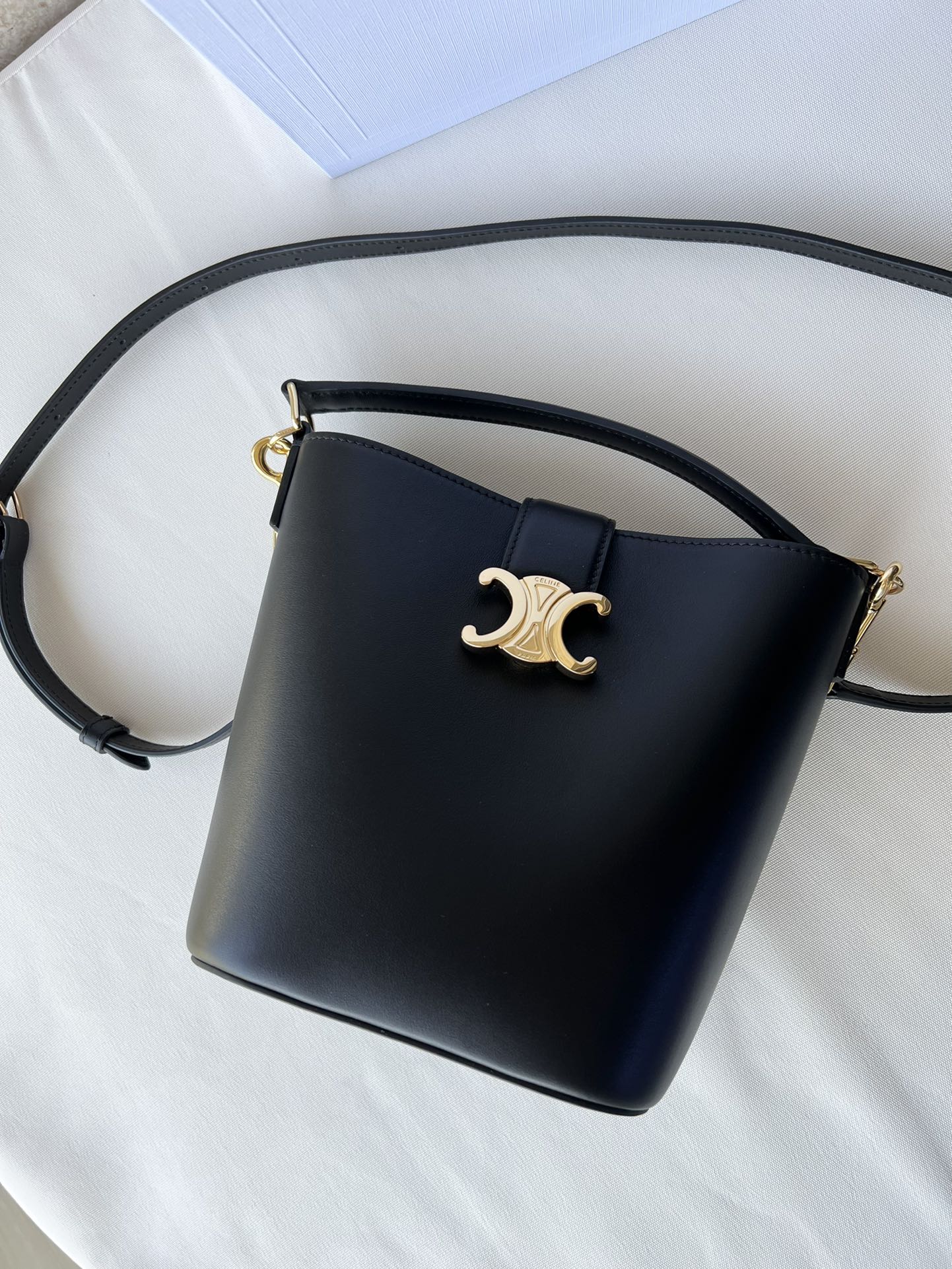 CE家 小号桶包 - 光沢小牛皮製・デイリーに最適