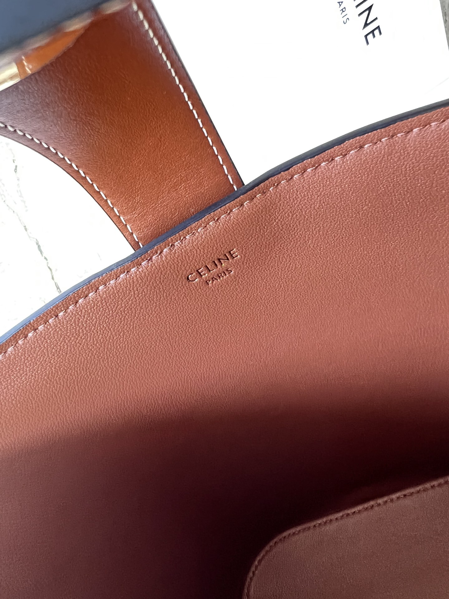 CE 小号桶包 - 光沢小牛皮と金色Triomphe徽章の洗練デザイン