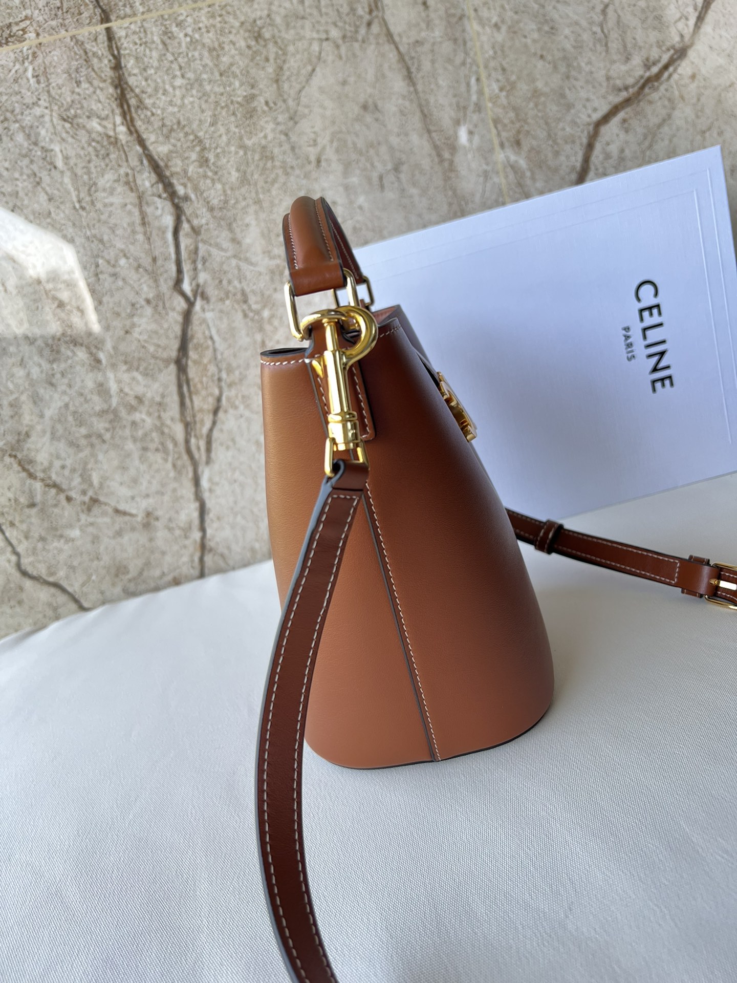 CE 小号桶包 - 光沢小牛皮と金色Triomphe徽章の洗練デザイン