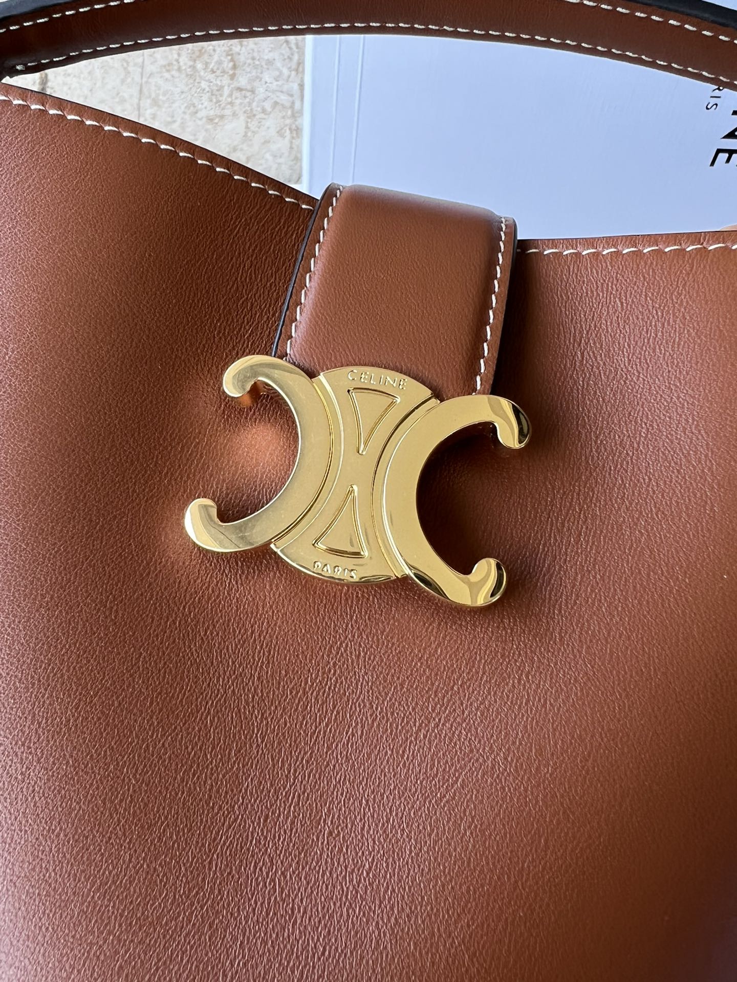 CE 小号桶包 - 光沢小牛皮と金色Triomphe徽章の洗練デザイン