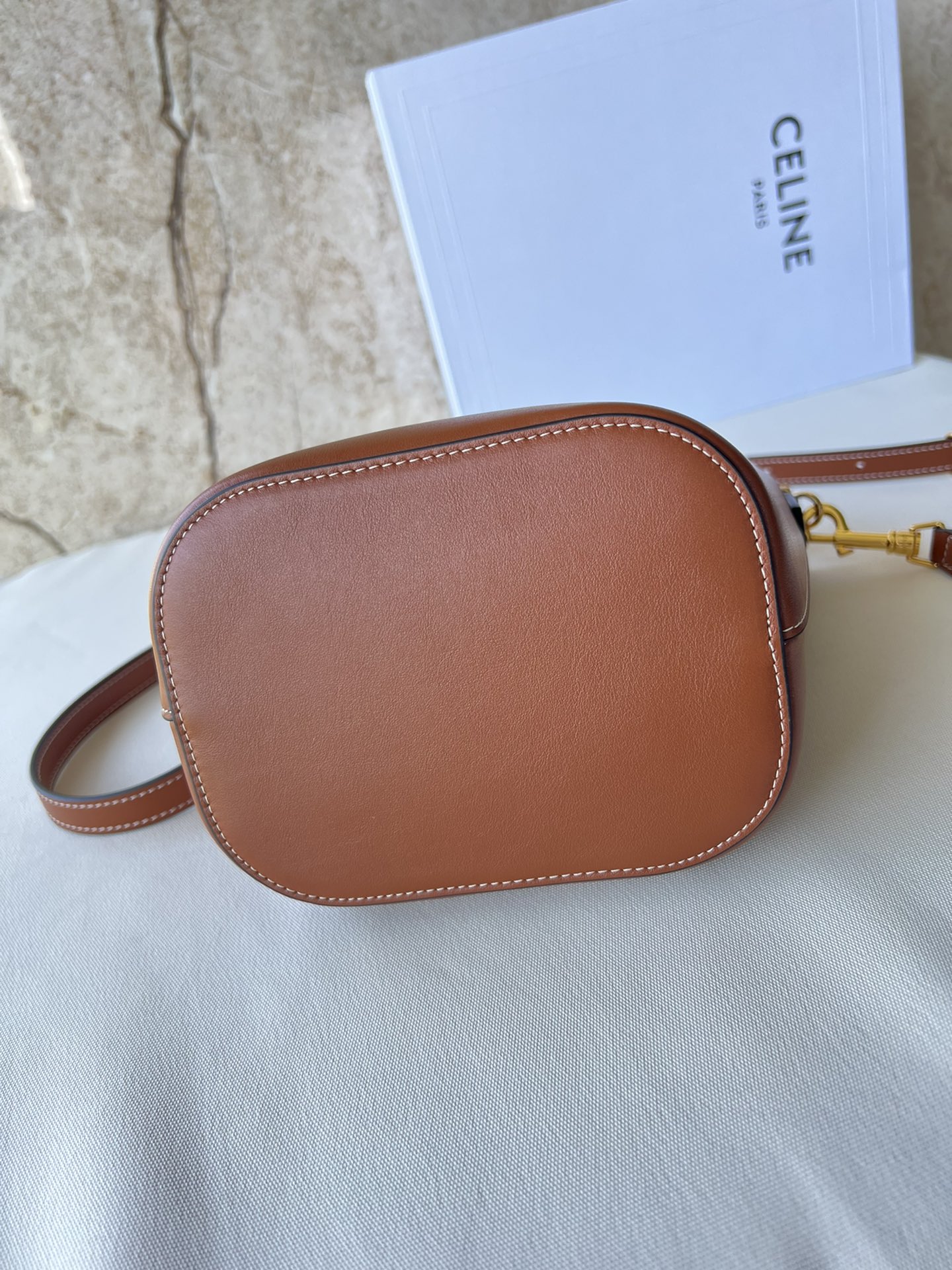 CE 小号桶包 - 光沢小牛皮と金色Triomphe徽章の洗練デザイン